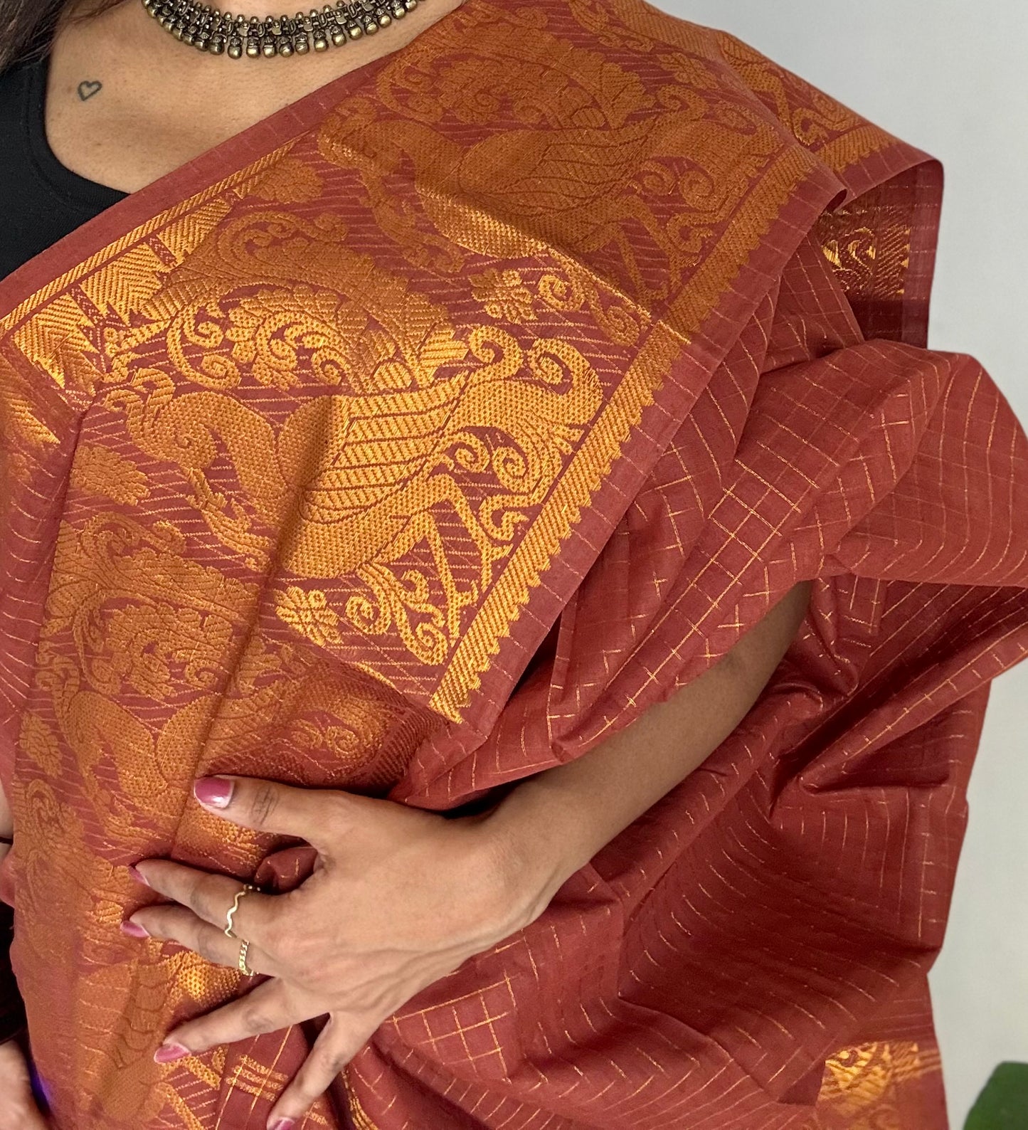 Brown with wide border, zari checkered sungudi, kattuchayam dyed madurai cotton - YCCOTNMSAP112