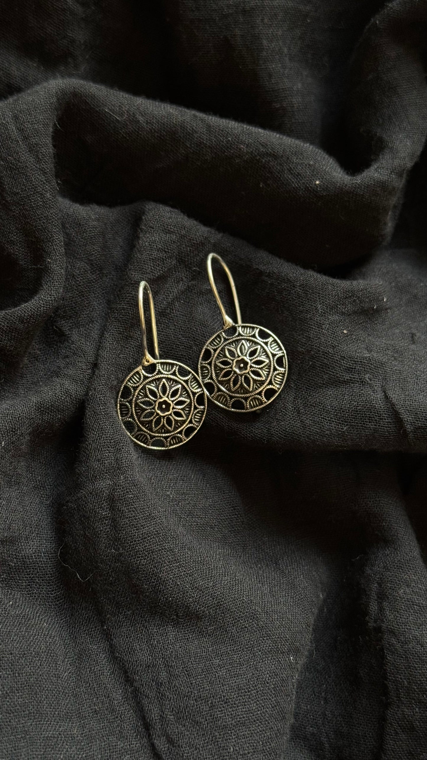Bugadi clip-on (non pierced), oxidised silver - YCOSEBU538