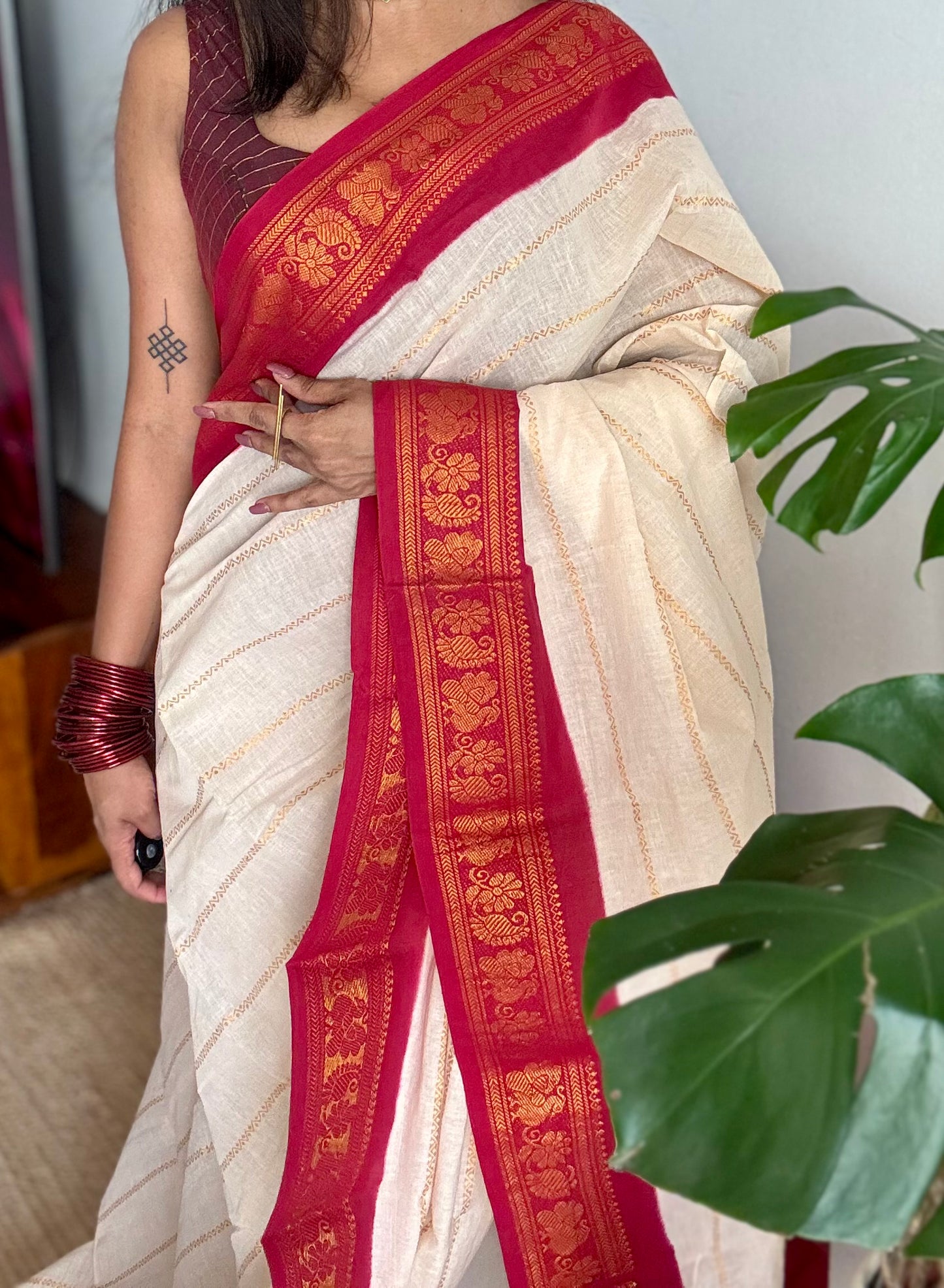 Ivory with red contrast velthaari sungudi, kattuchayam dyed madurai cotton - YCIEON105