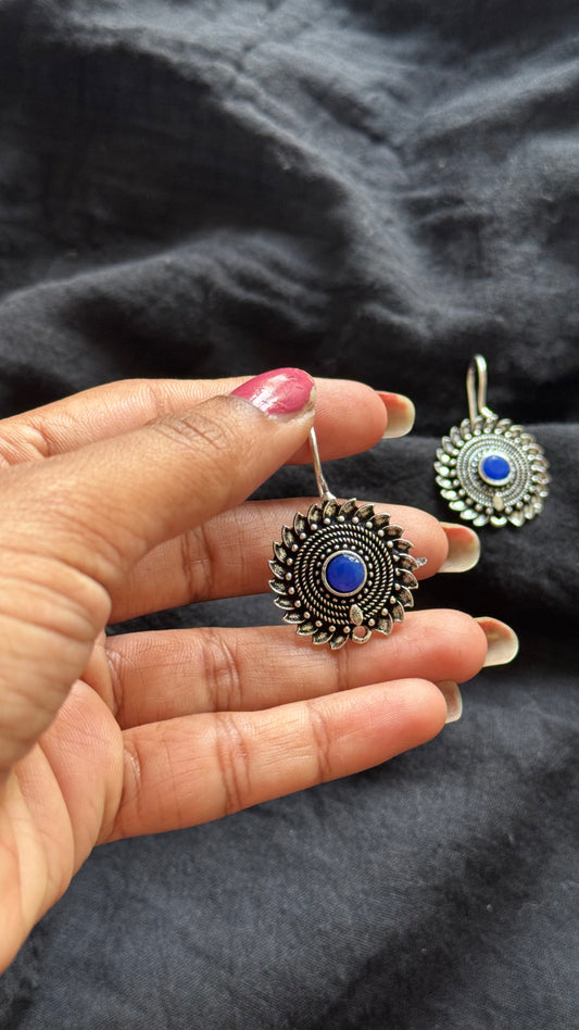 Bugadi clip-on (non pierced), blue stone, oxidised silver - YCOSBU717