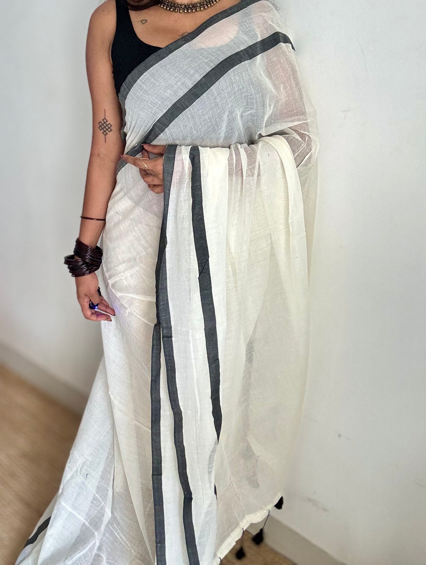 Ivory mul saree, black gap border - YCIEON157