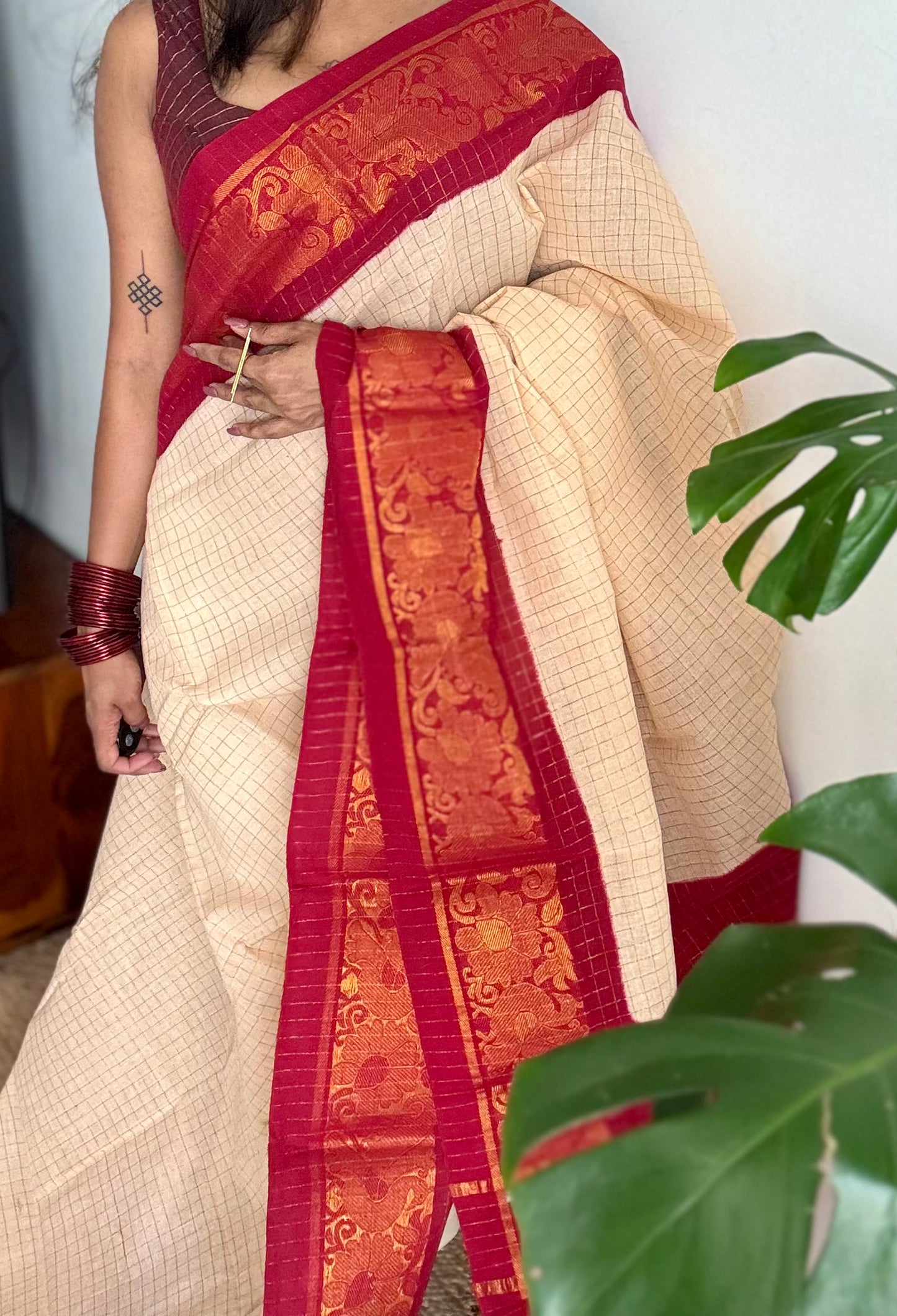 Ivory with red contrast zari checkered sungudi, kattuchayam dyed madurai cotton - YCIEON94