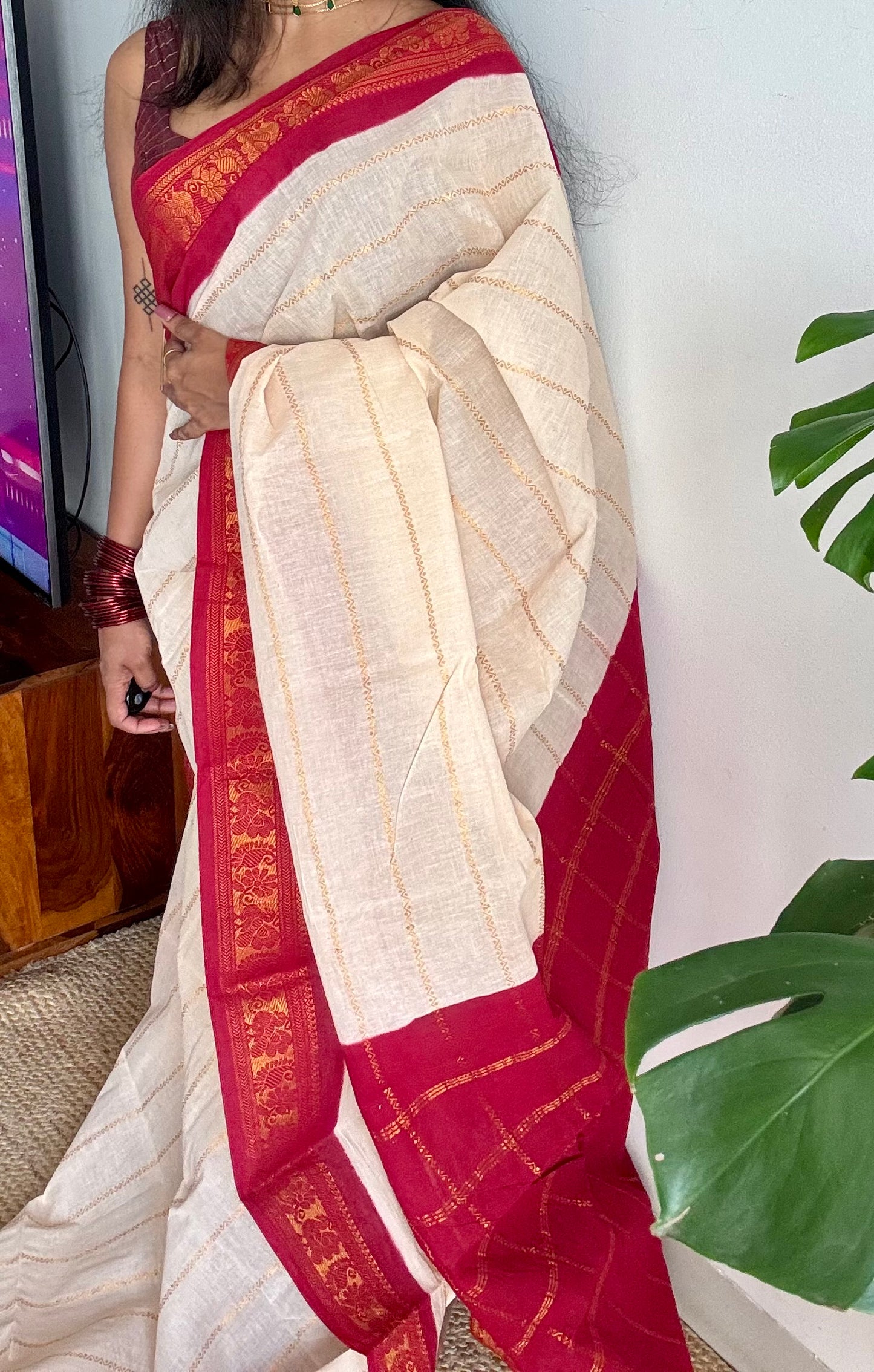 Ivory with red contrast velthaari sungudi, kattuchayam dyed madurai cotton - YCIEON105