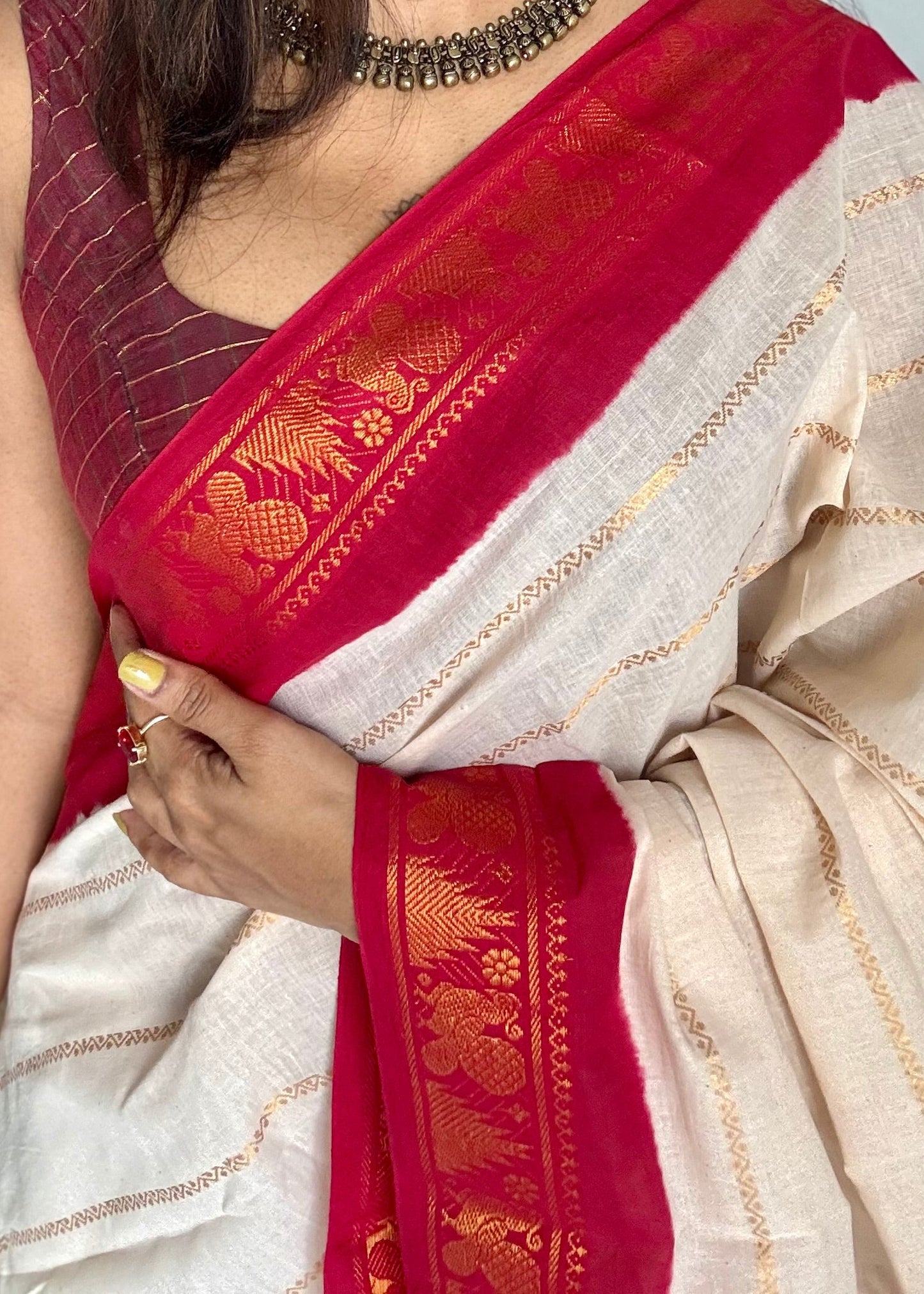 Cream velthaari patterned kattuchayam dyed madurai cotton saree with red peacock border - YCCOTNMSFE277