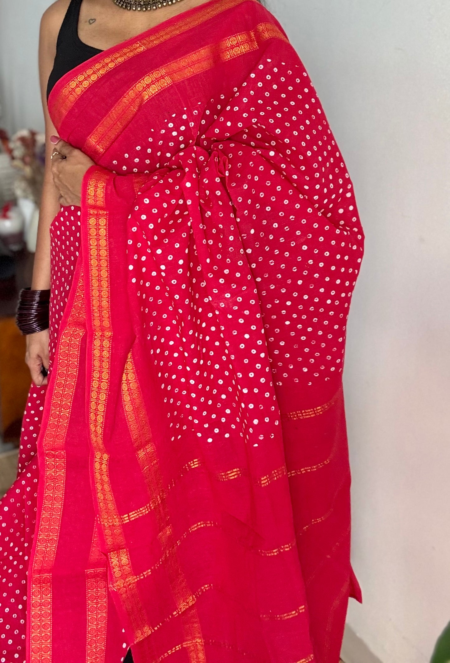 Red, wax dot printed sungudi, kattuchayam dyed madurai cotton - YCCOTNMSAP153