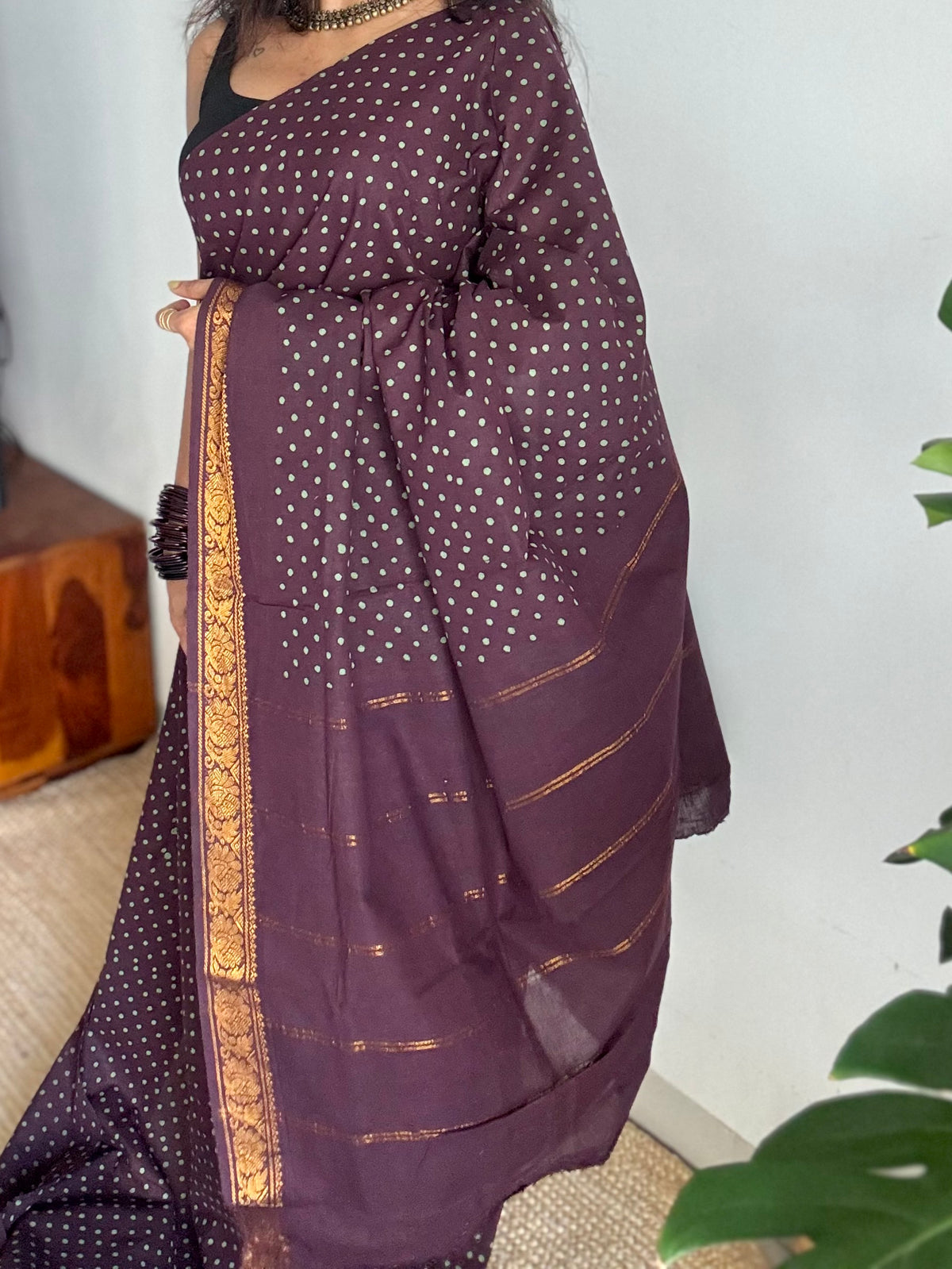 Purple brown sungudi dotted, single-side border, kattuchayam dyed madurai cotton saree - YCCOTNMSSE06