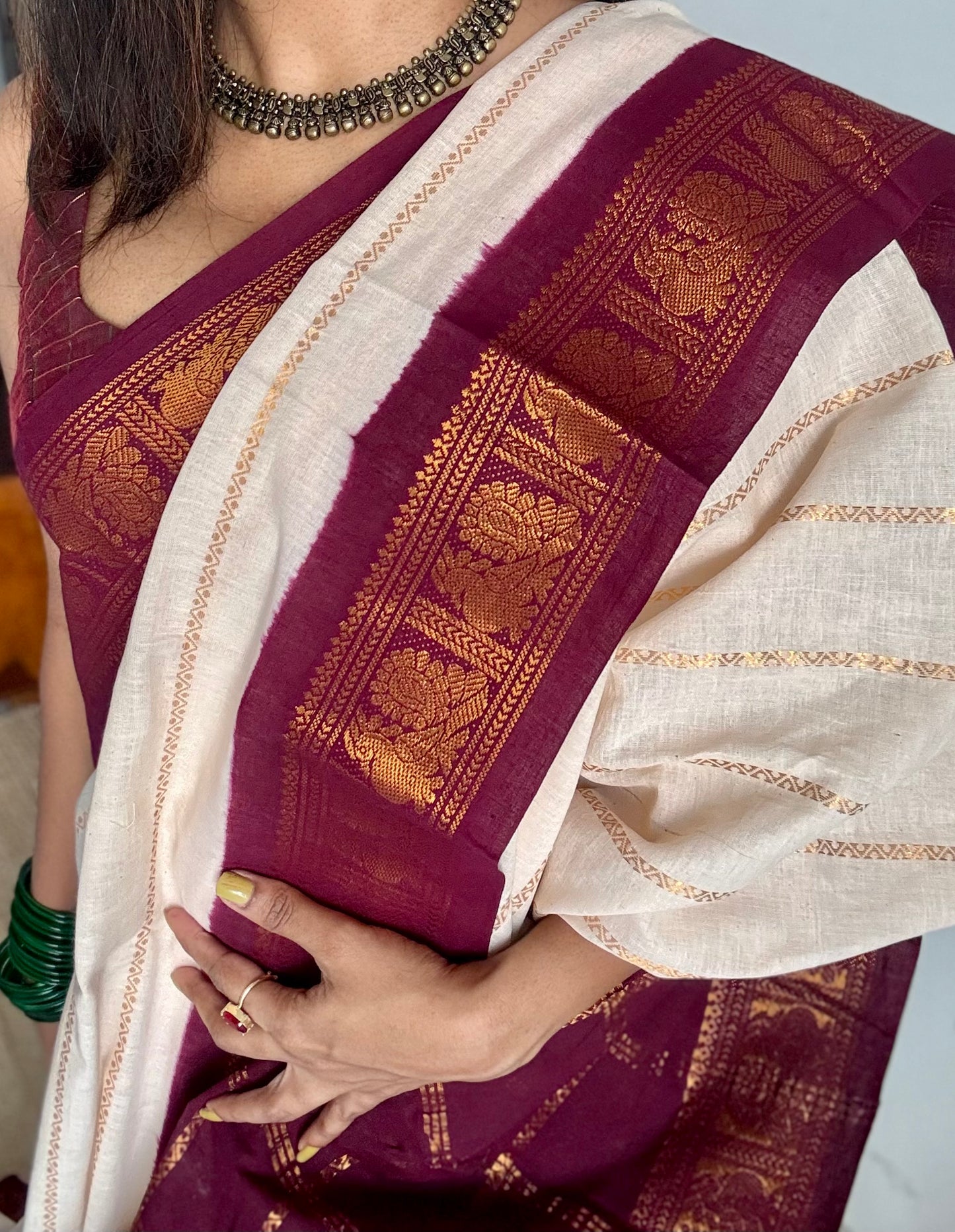 Cream velthaari patterned kattuchayam dyed madurai cotton saree with maroon peacock border - YCCOTNMSFE276