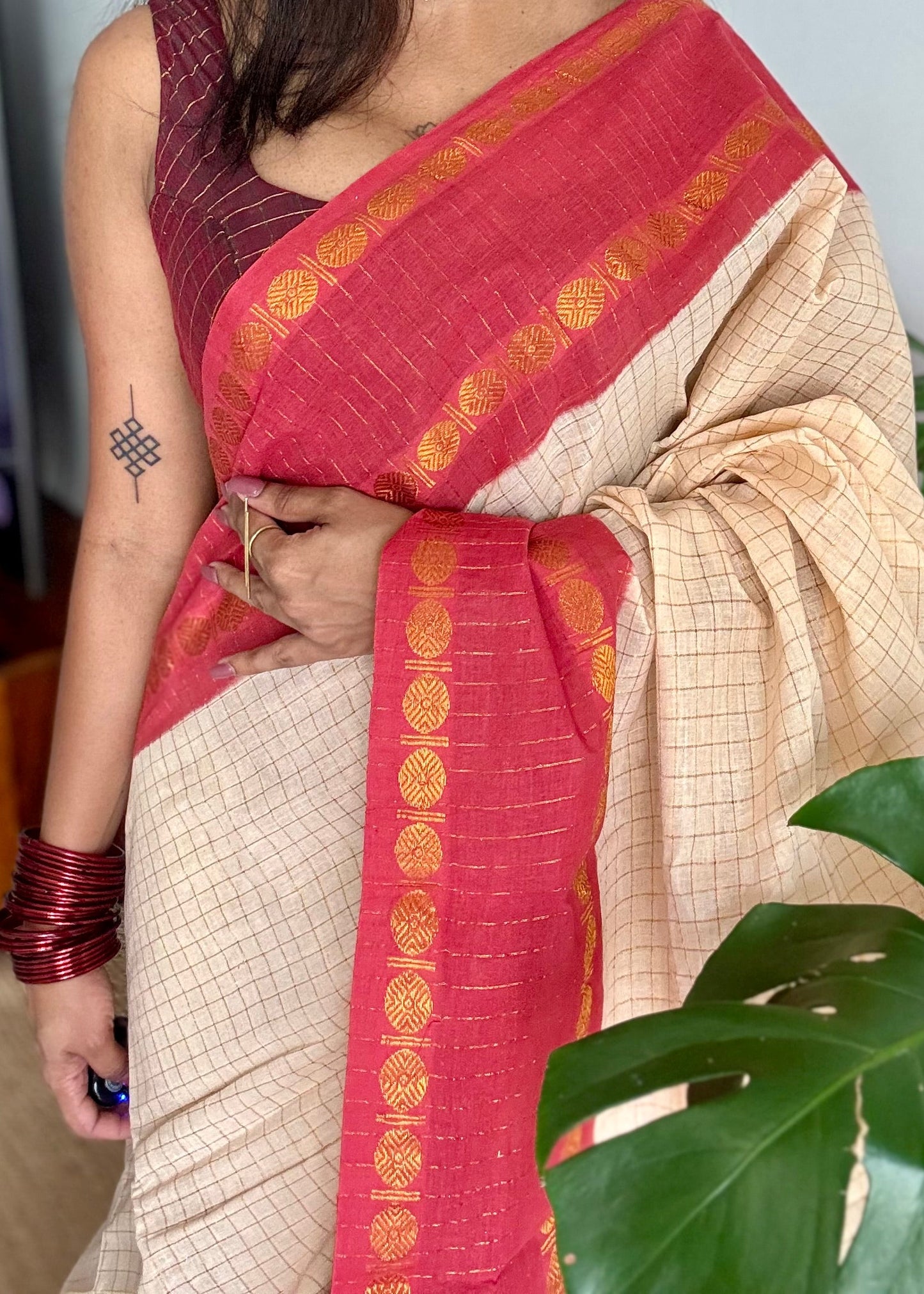 Ivory with light red contrast zari checkered sungudi, kattuchayam dyed madurai cotton - YCIEON89