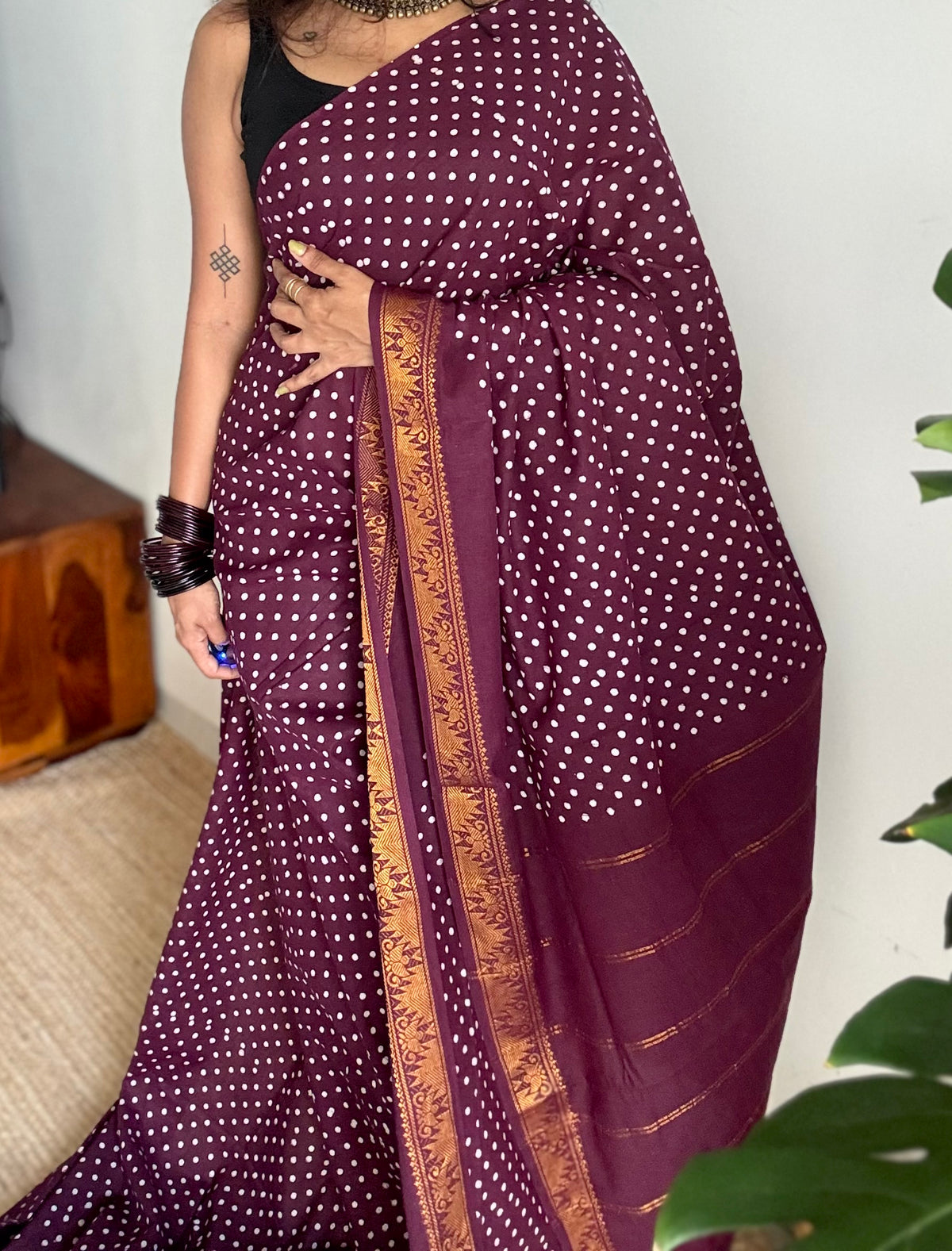 Grape wine sungudi dotted, single-side border, kattuchayam dyed madurai cotton saree - YCCOTNMSSE03