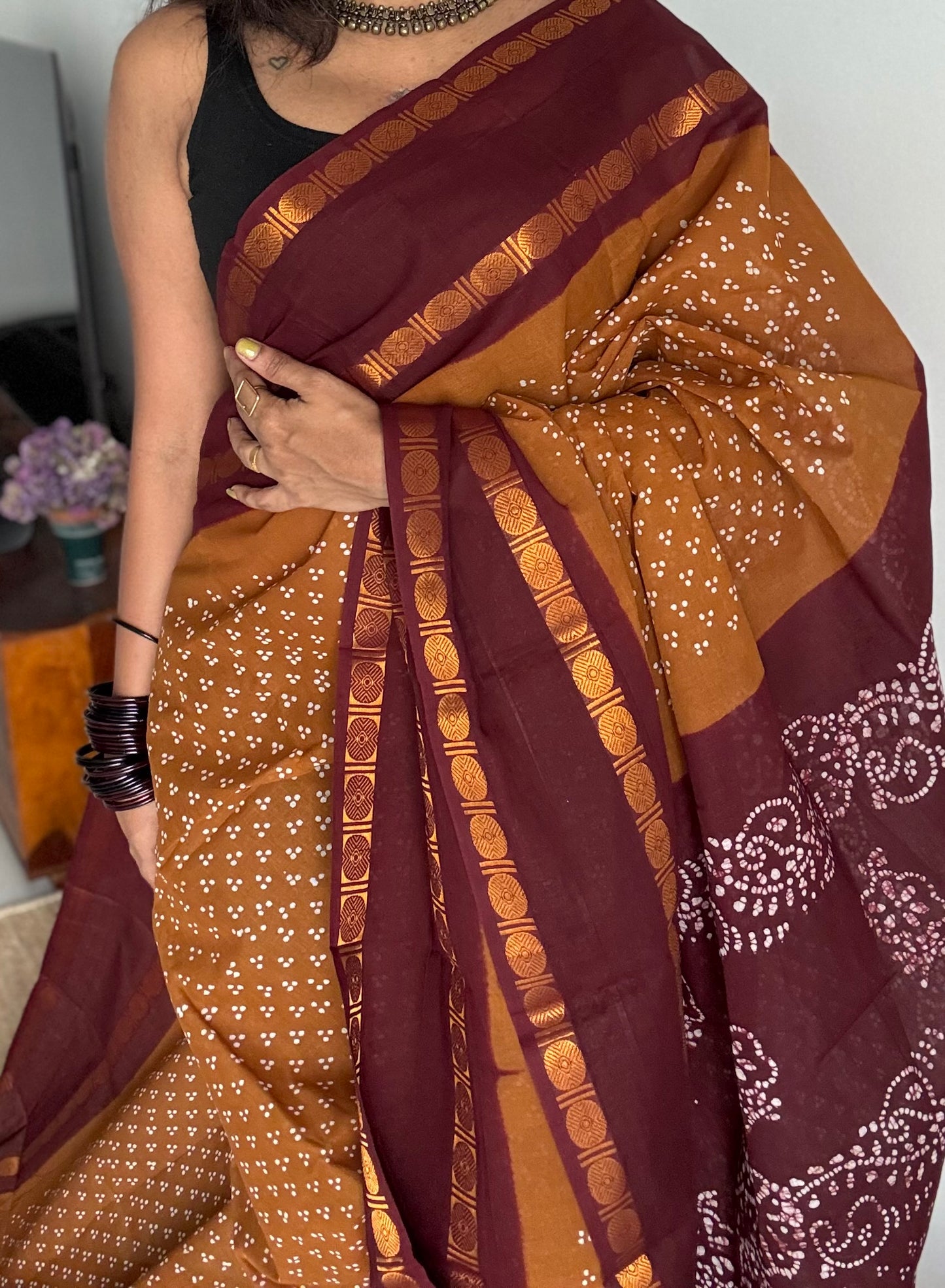 Light brown with maroon contrast border, kattuchayam dyed madurai sungudi cotton saree - YCCOTNMSFE85