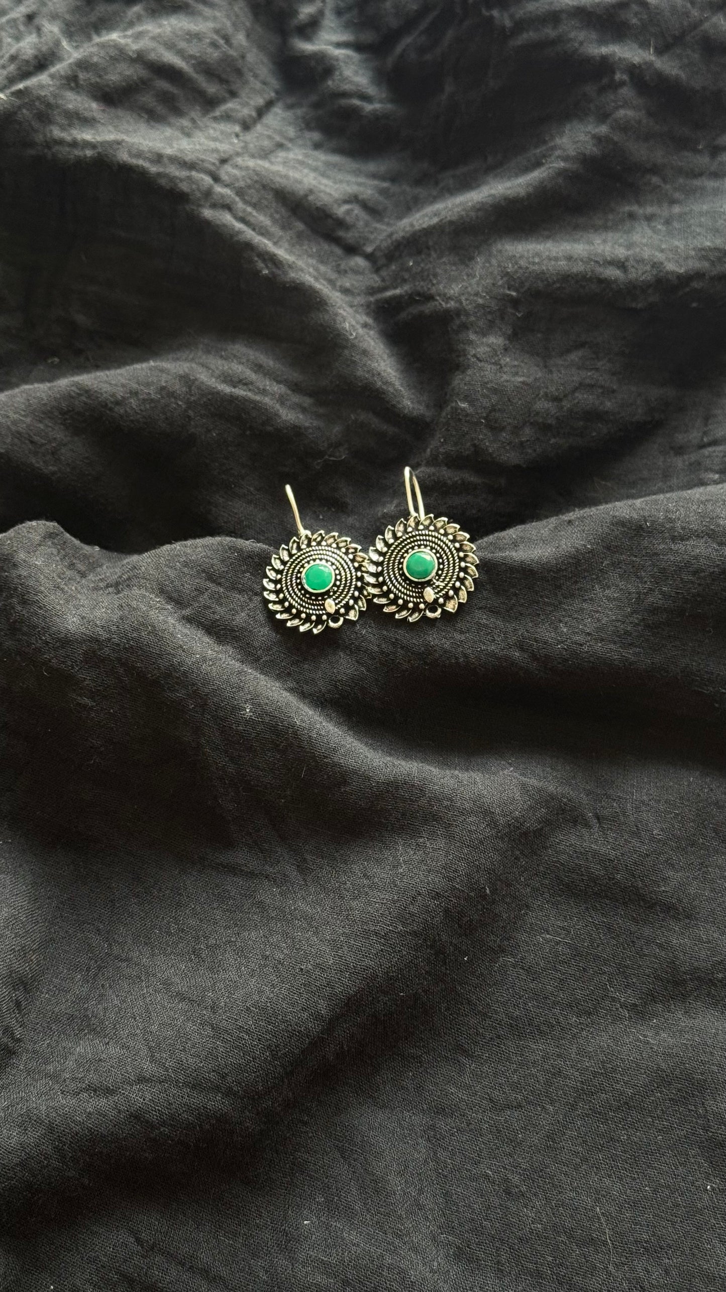 Bugadi clip-on (non pierced), green stone, oxidised silver - YCOSBU720