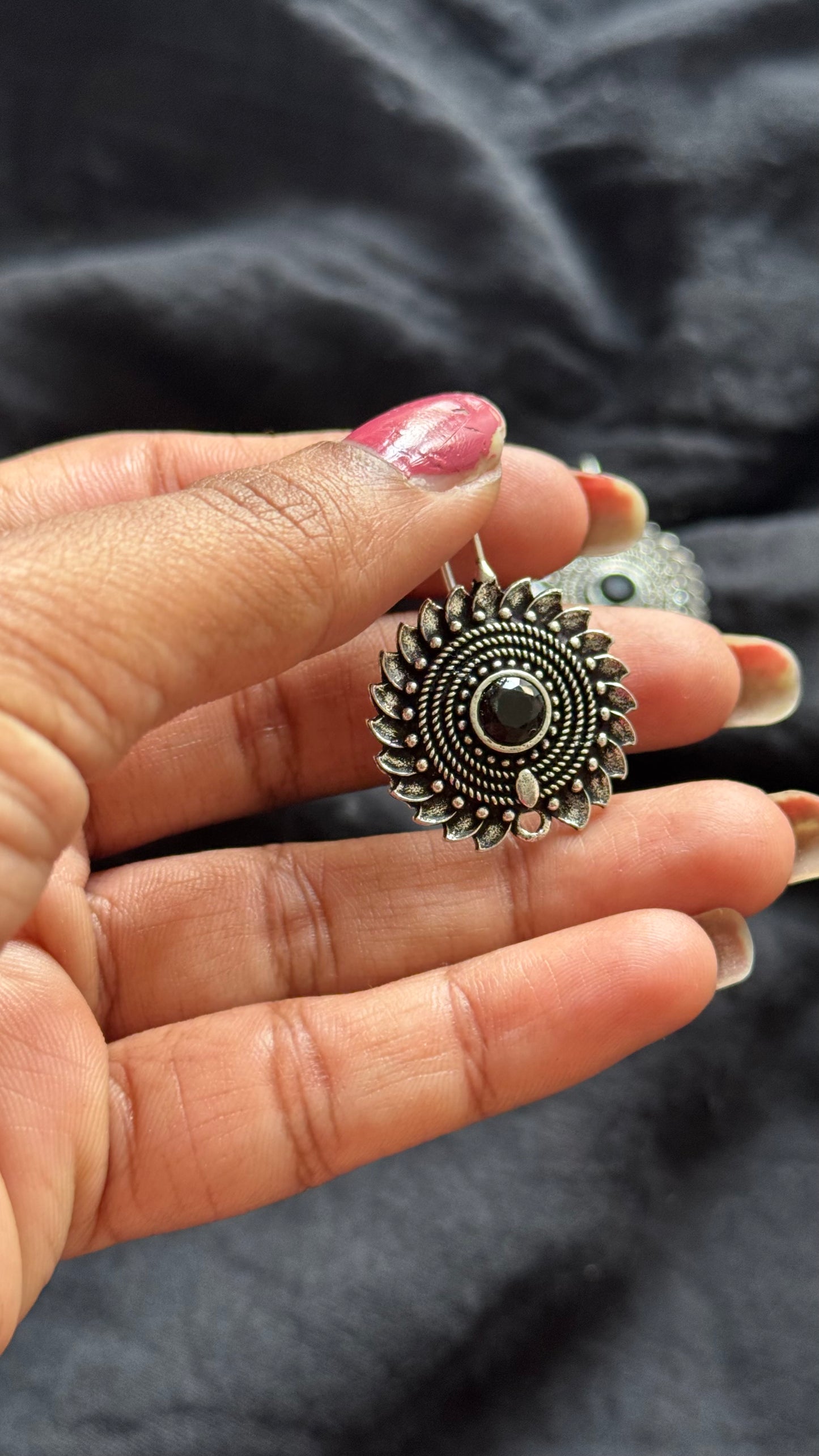 Bugadi clip-on (non pierced), black stone, oxidised silver - YCOSBU719