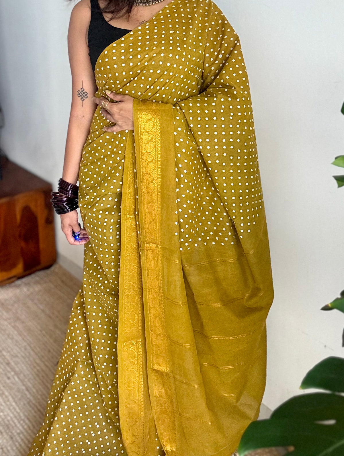 Mehendi green sungudi dotted, single-side border, kattuchayam dyed madurai cotton saree - YCCOTNMSSE07