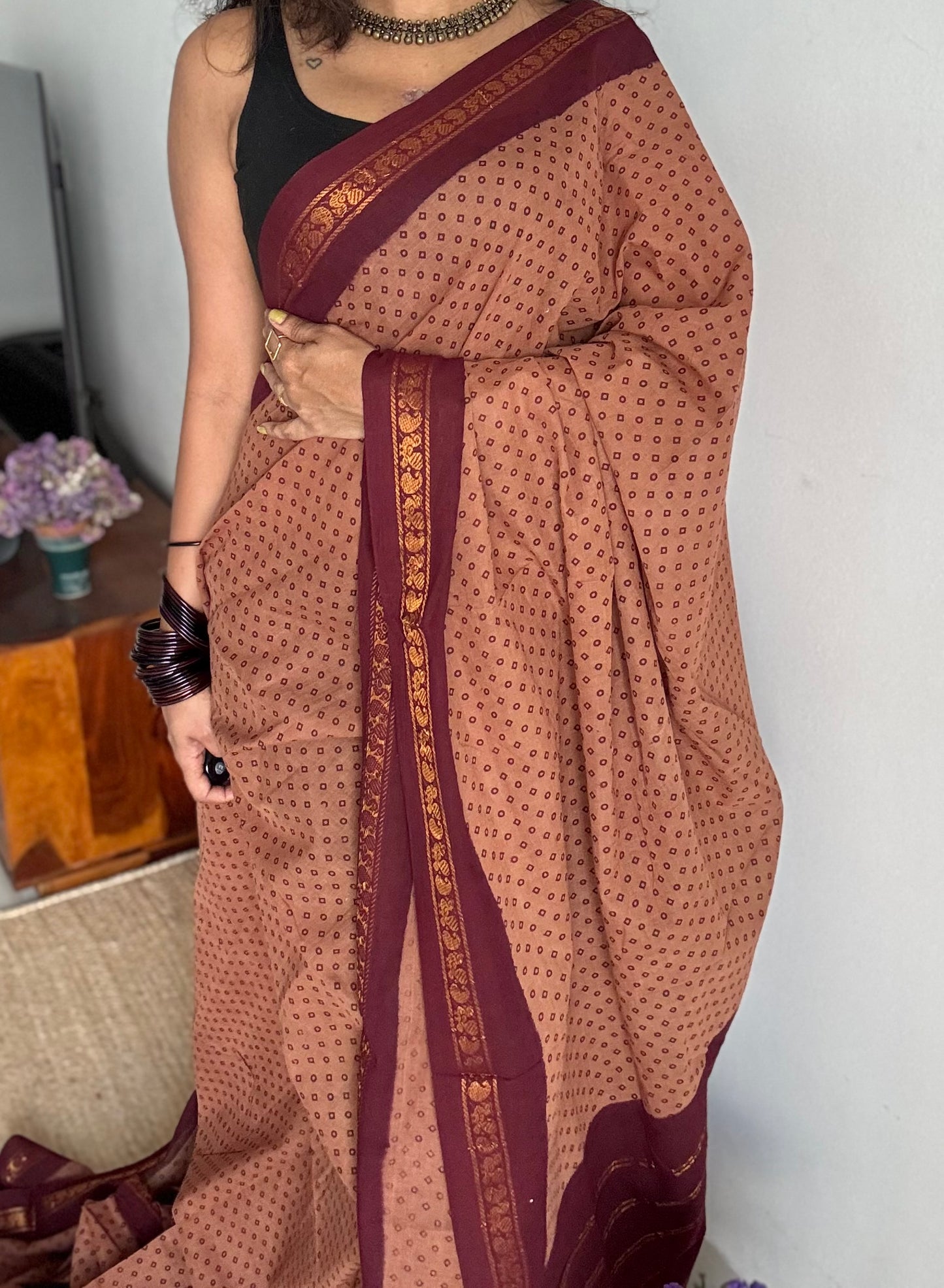 Madisar saree (9 yards) - Light brown with maroon, motif printed, kattuchayam dyed madurai sungudi cotton saree - YCCOTNMSFE79