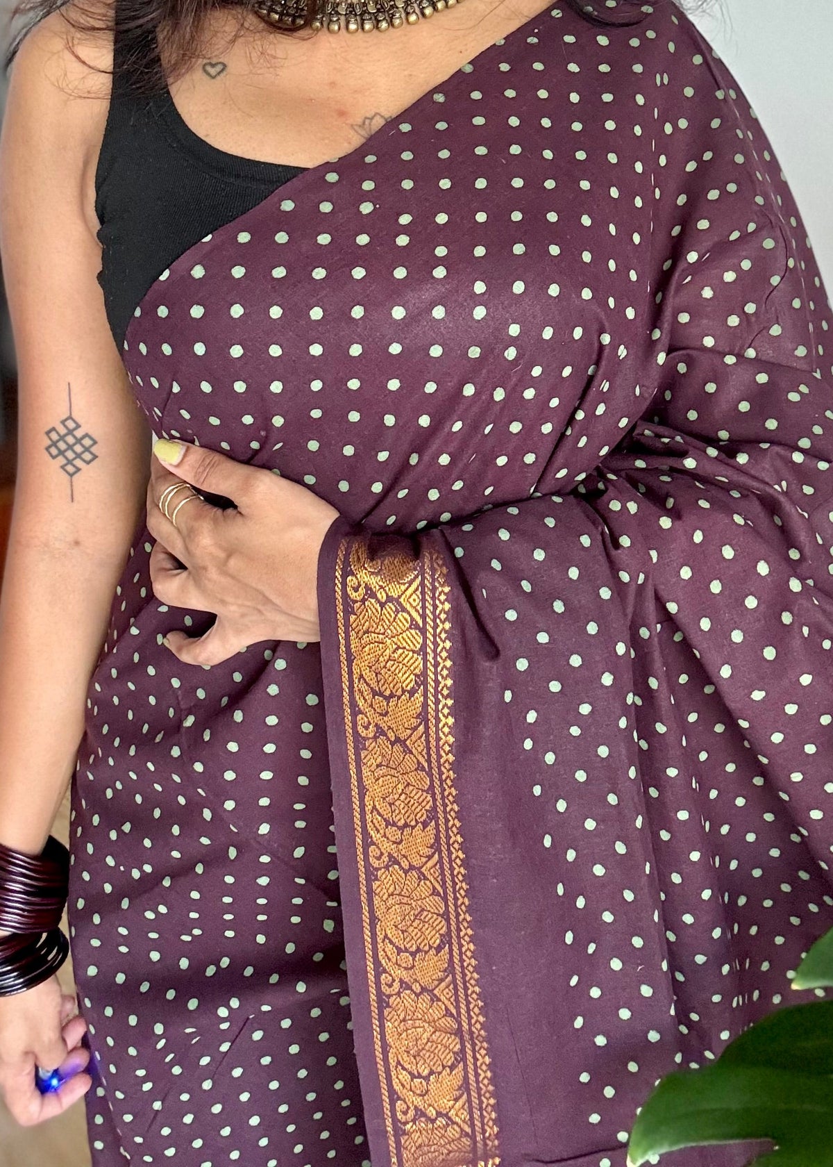 Purple brown sungudi dotted, single-side border, kattuchayam dyed madurai cotton saree - YCCOTNMSSE06
