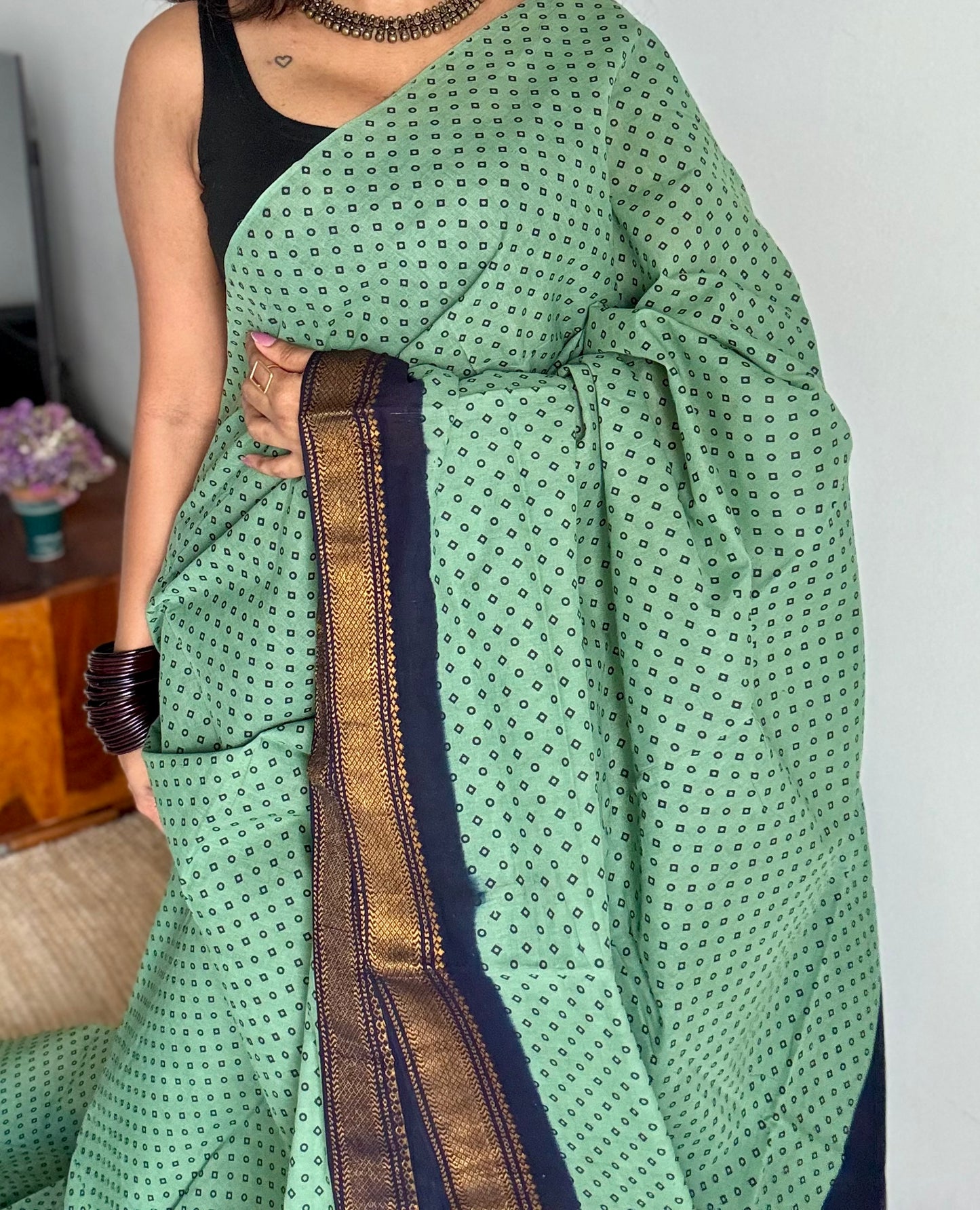 Pista green with navy blue, kattuchayam dyed madurai sungudi cotton saree - YCCOTNMSFE02