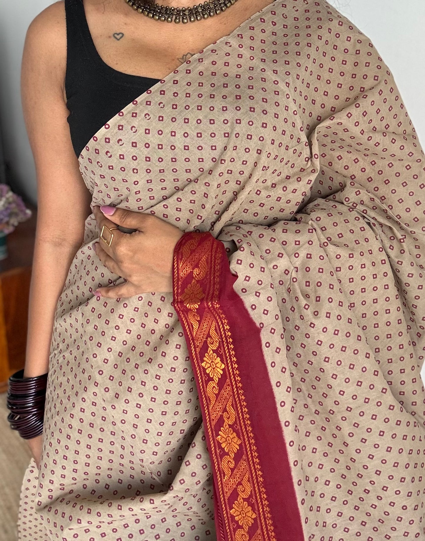 Warm grey with red, kattuchayam dyed madurai sungudi cotton saree - YCCOTNMSFE01