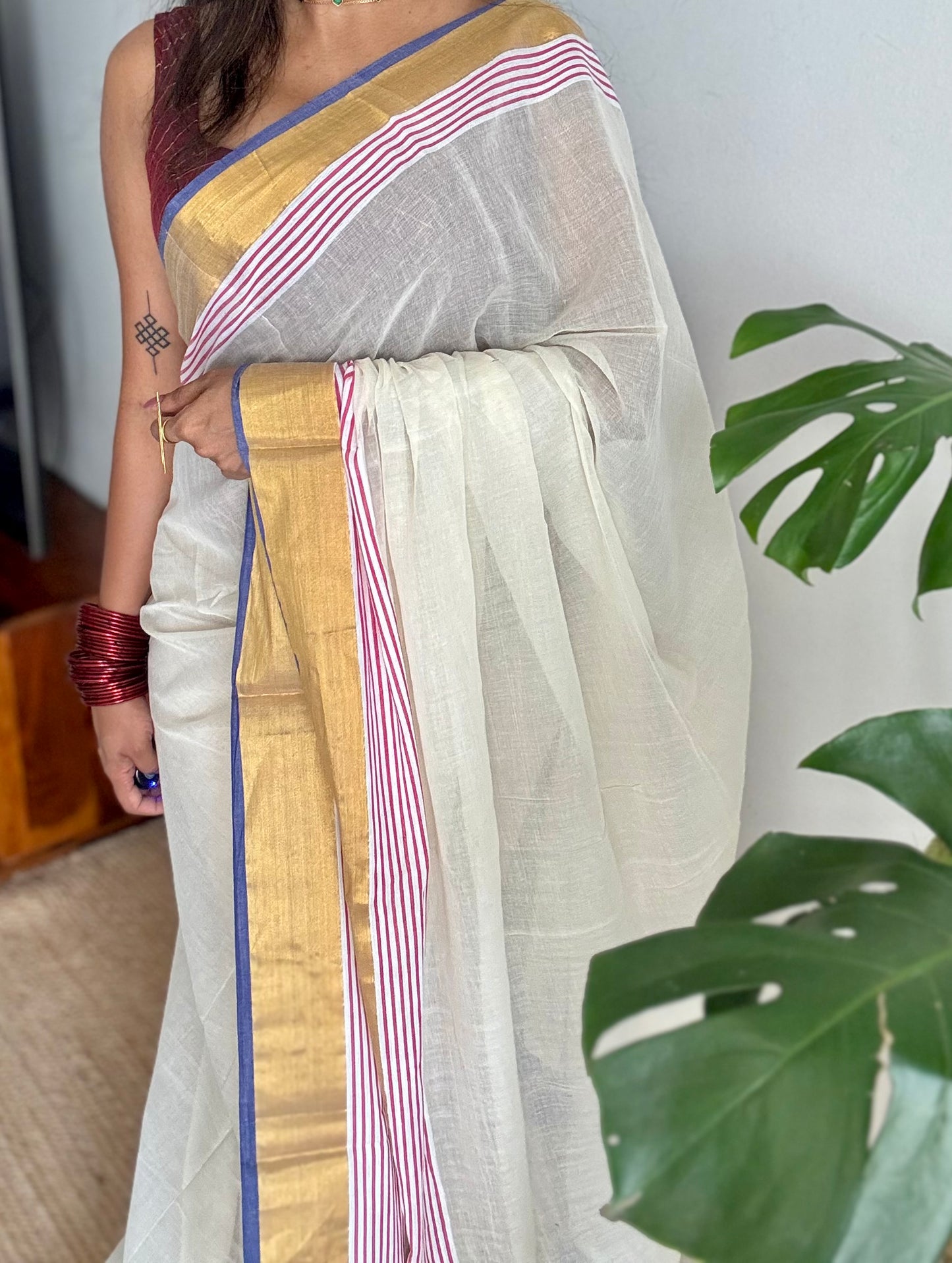 Ivory mul saree, blue and red striped border - YCIEON20