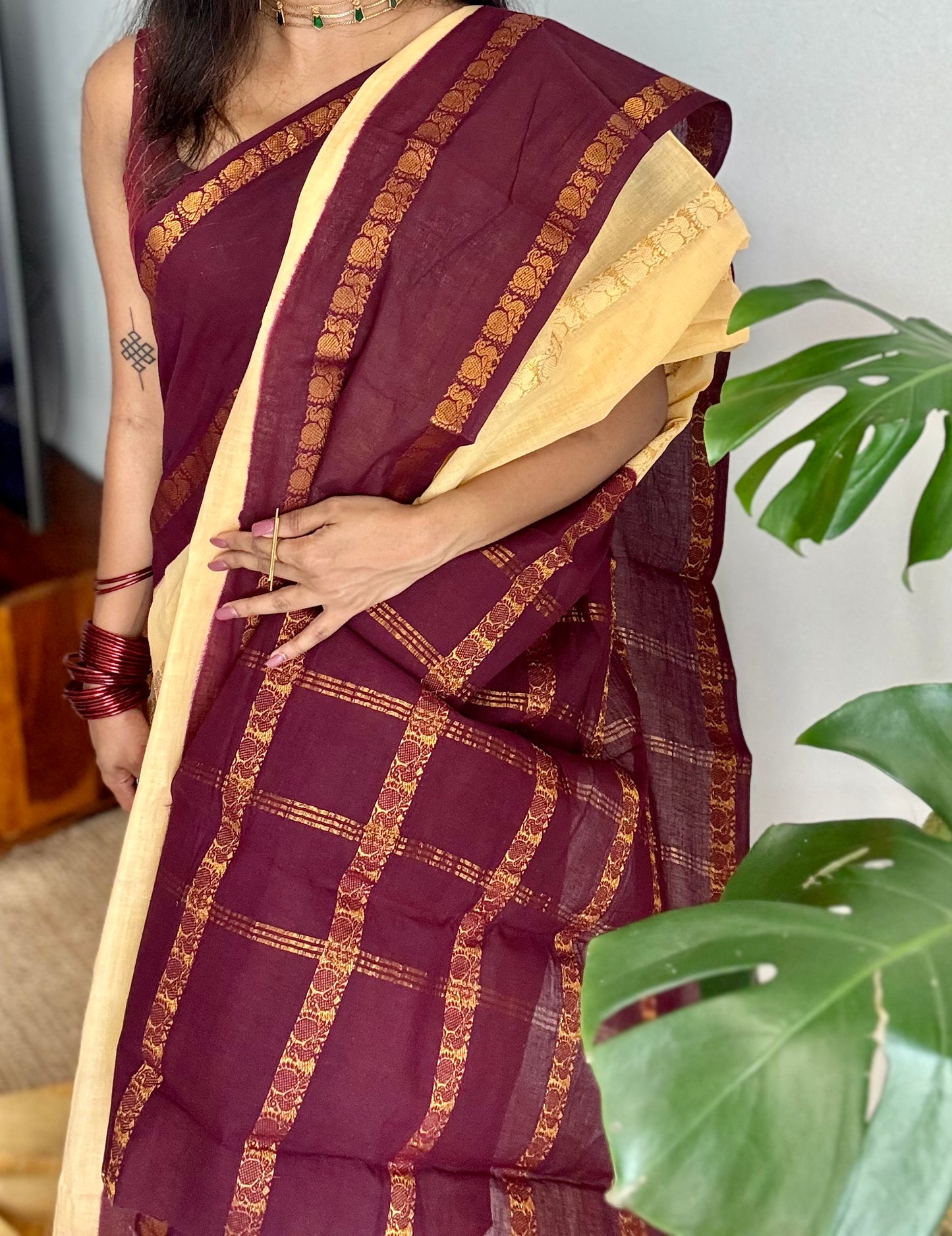 Sandal with maroon contrast, peacock zari striped sungudi, kattuchayam dyed madurai cotton - YCIEON96