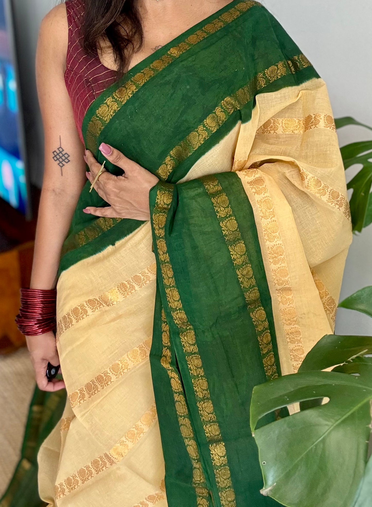 Sandal with green contrast, peacock zari striped sungudi, kattuchayam dyed madurai cotton - YCIEON97