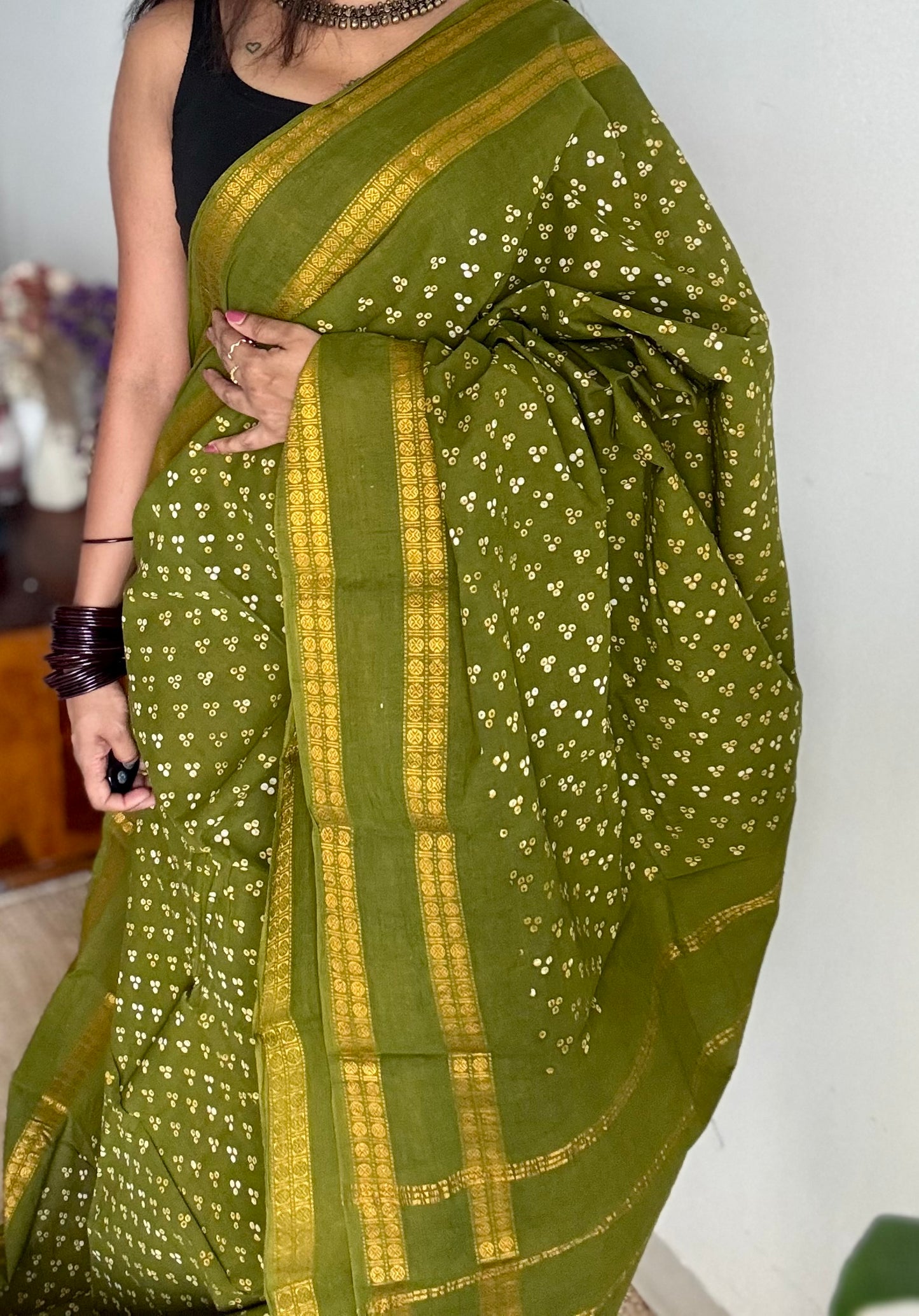 Green, wax dot printed sungudi, kattuchayam dyed madurai cotton - YCCOTNMSAP149