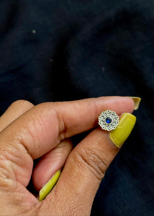 Floral round nose pin, blue stone in pure silver - YCNPP19