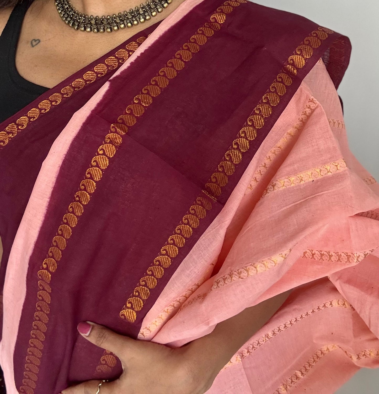 Light peach pink with maroon paisley velthaari sungudi, kattuchayam dyed madurai cotton - YCCOTNMSAP164