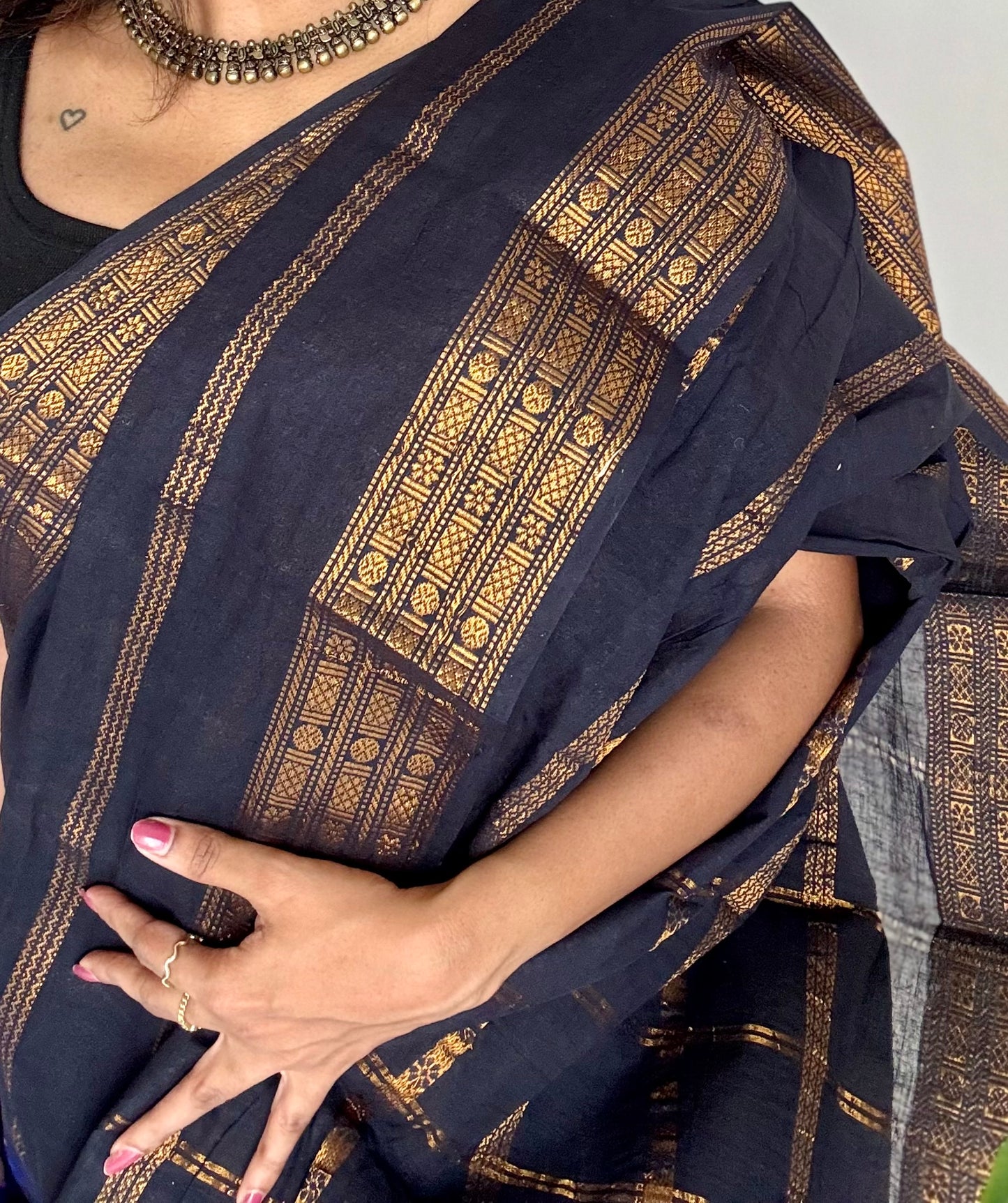 Black floral patterned velthaari, kattuchayam dyed madurai cotton saree  - YCCOTNMSAP215