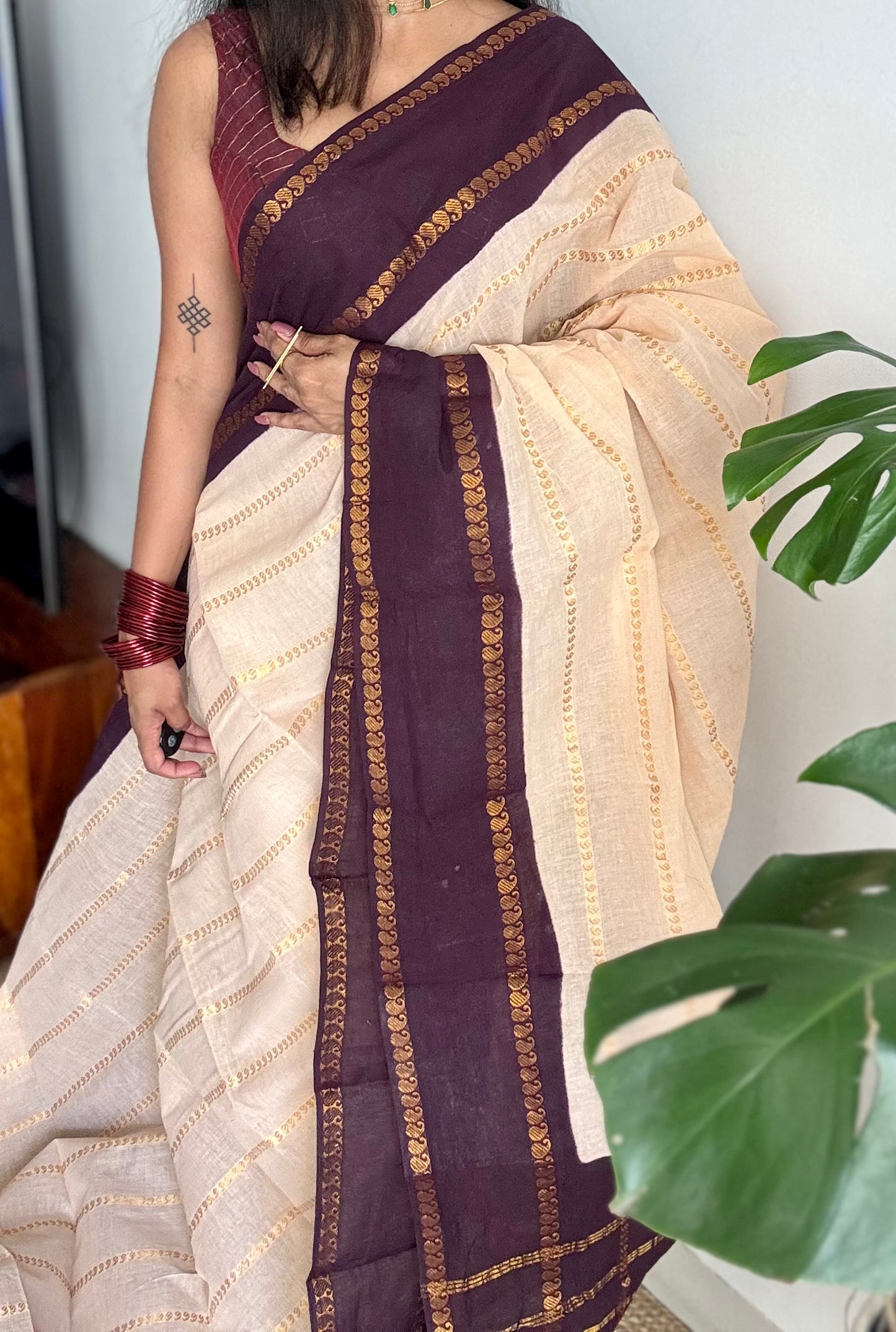 Ivory with purple brown contrast paisley sungudi, kattuchayam dyed madurai cotton - YCIEON90