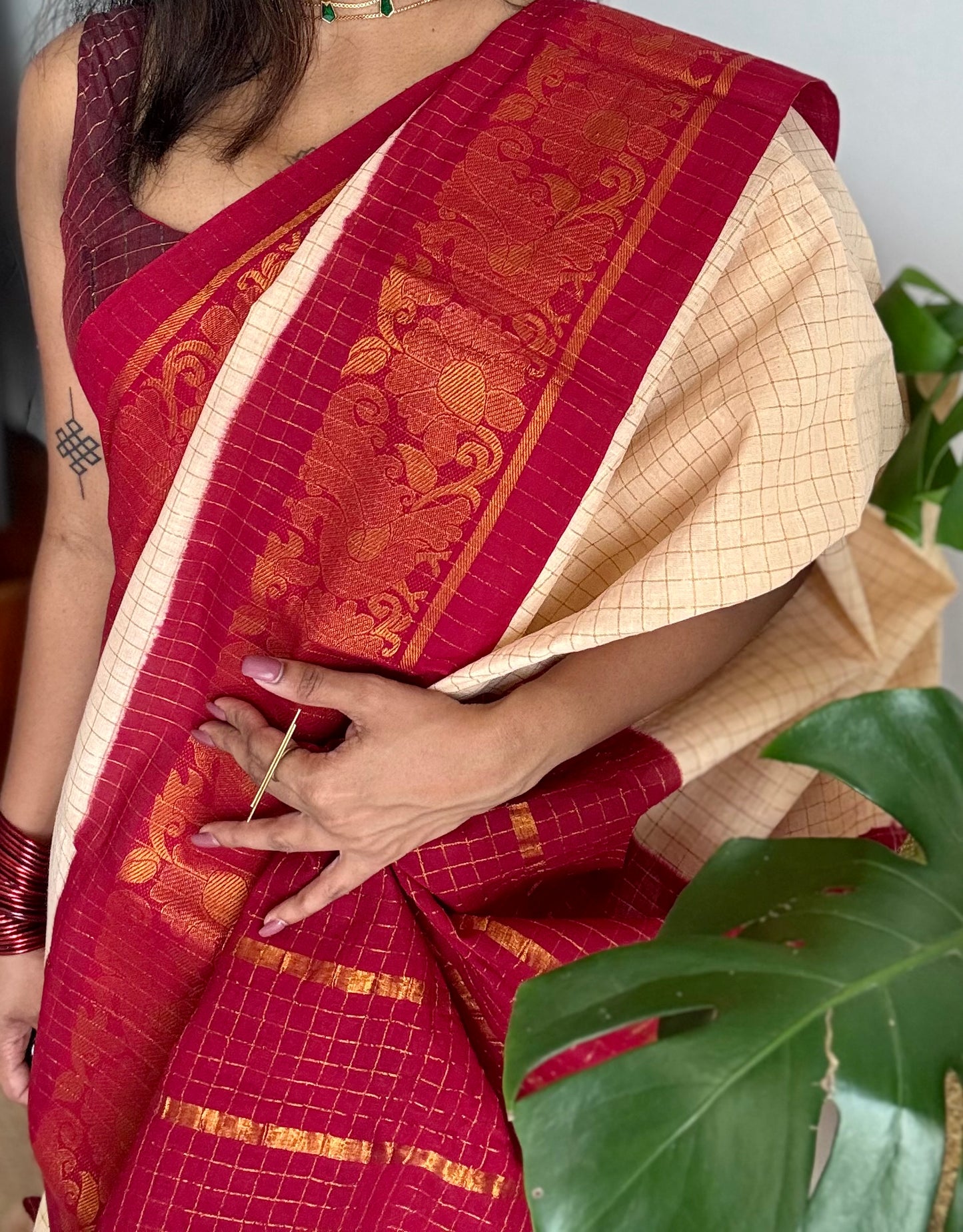 Ivory with red contrast zari checkered sungudi, kattuchayam dyed madurai cotton - YCIEON94