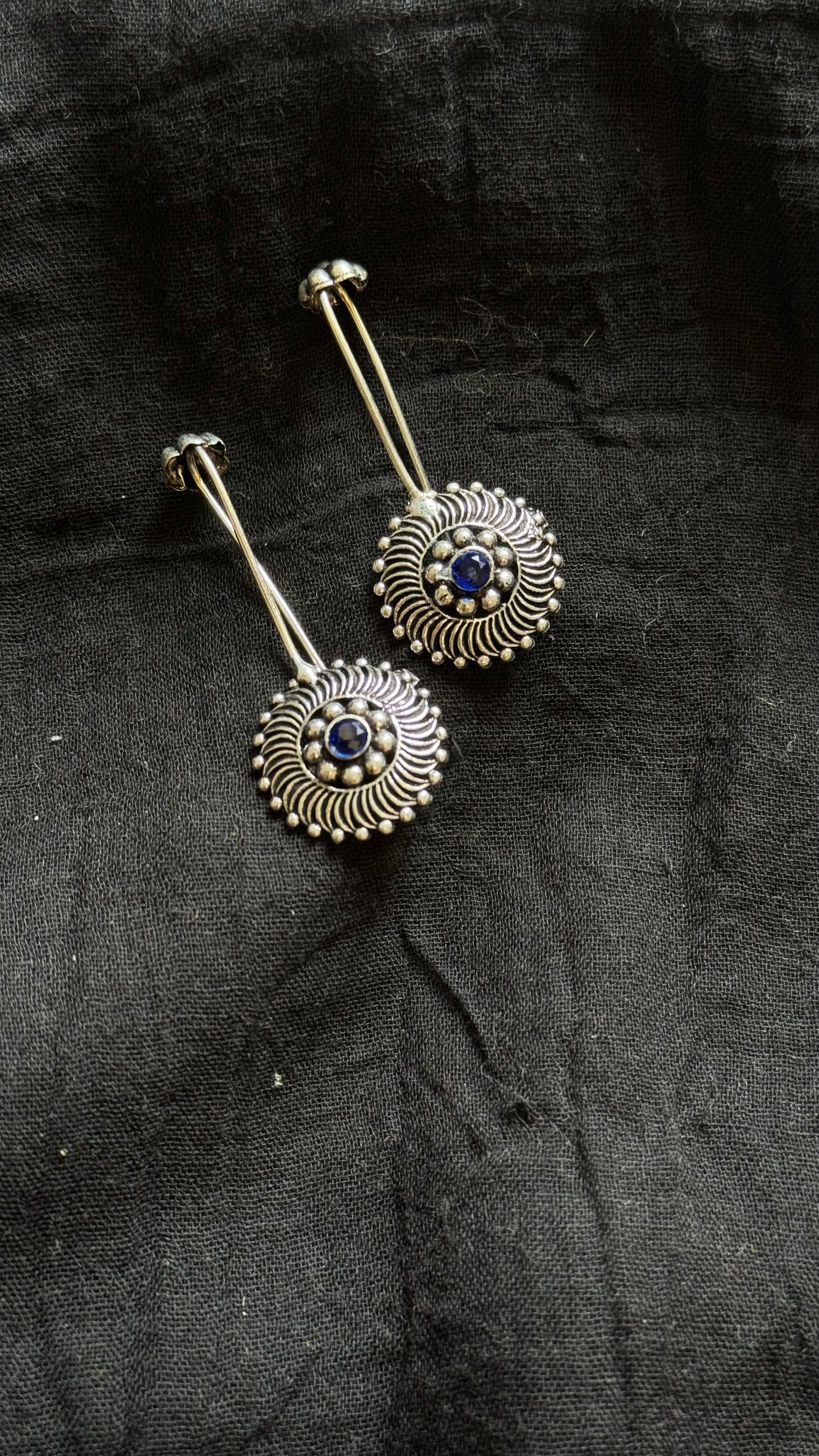 Bugadi clip-on (non pierced), blue stone, oxidised silver - YCOSEBU511