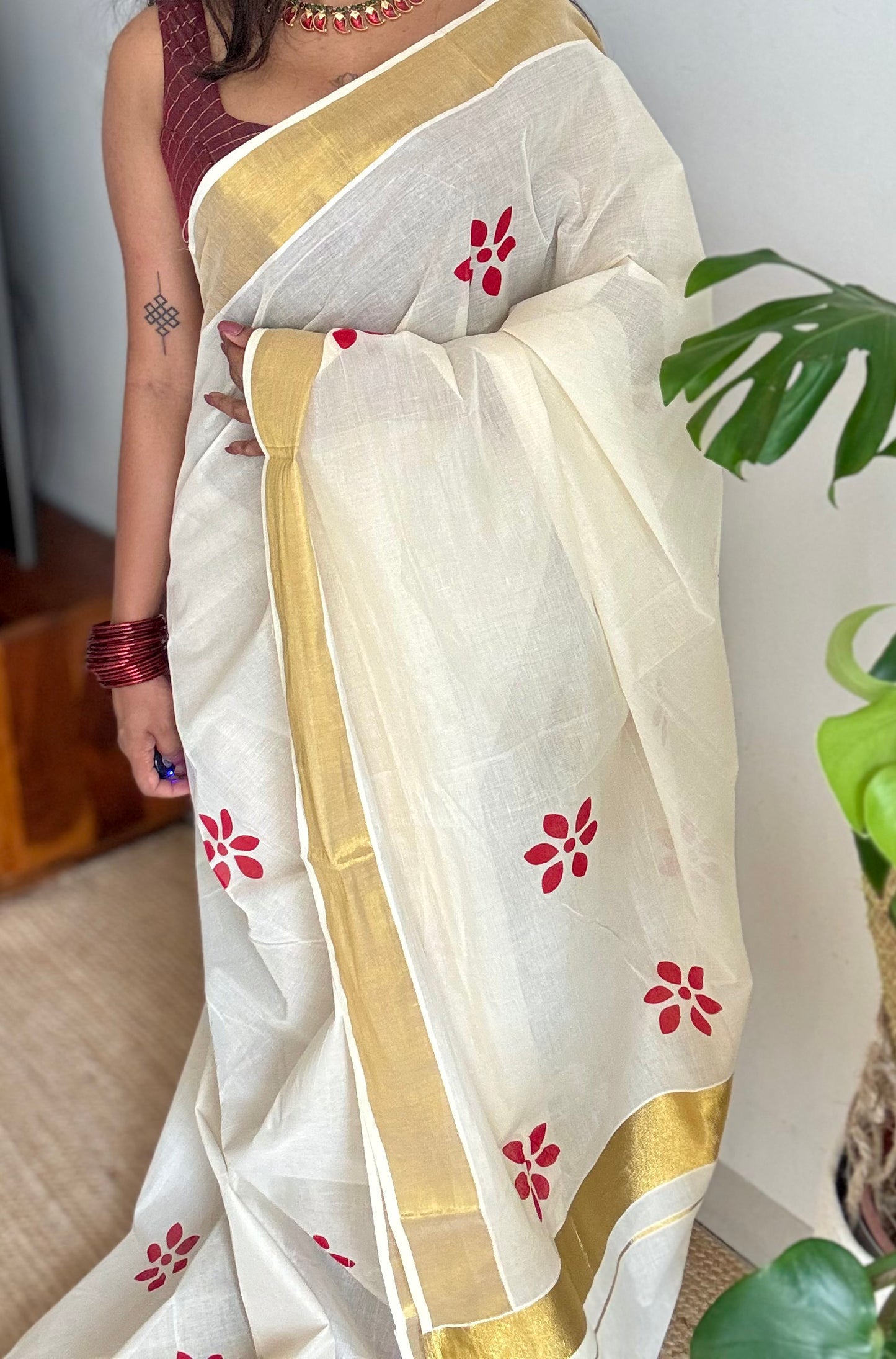 Ivory and gold soft cotton kasavu saree, red flowers - YCIEON80
