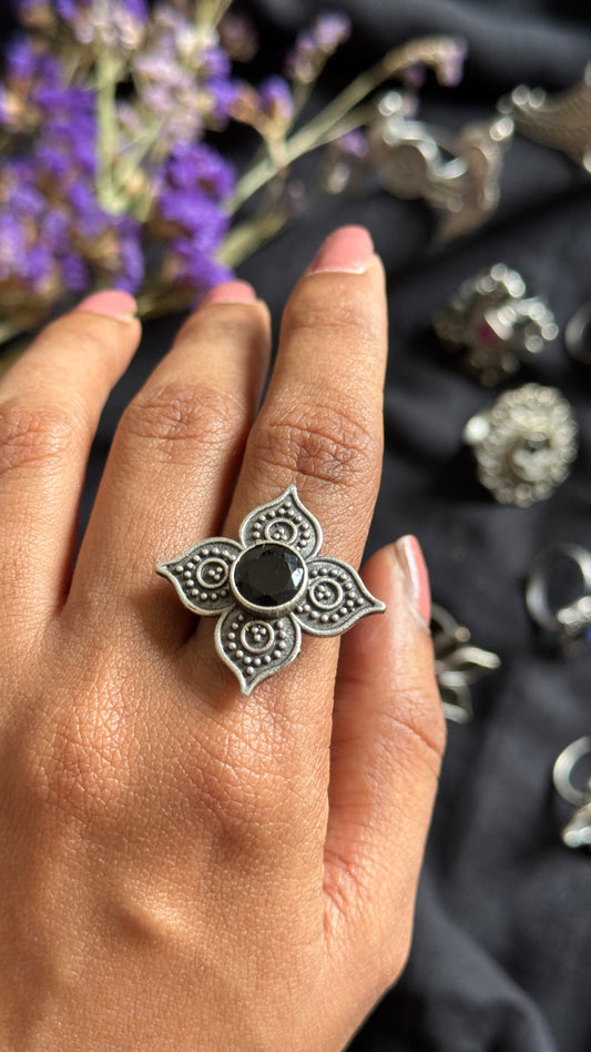 Adjustable floral ring - black stone