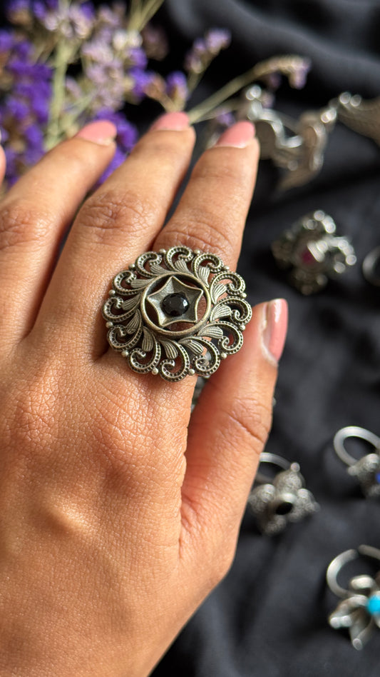 Adjustable floral round ring -black stone