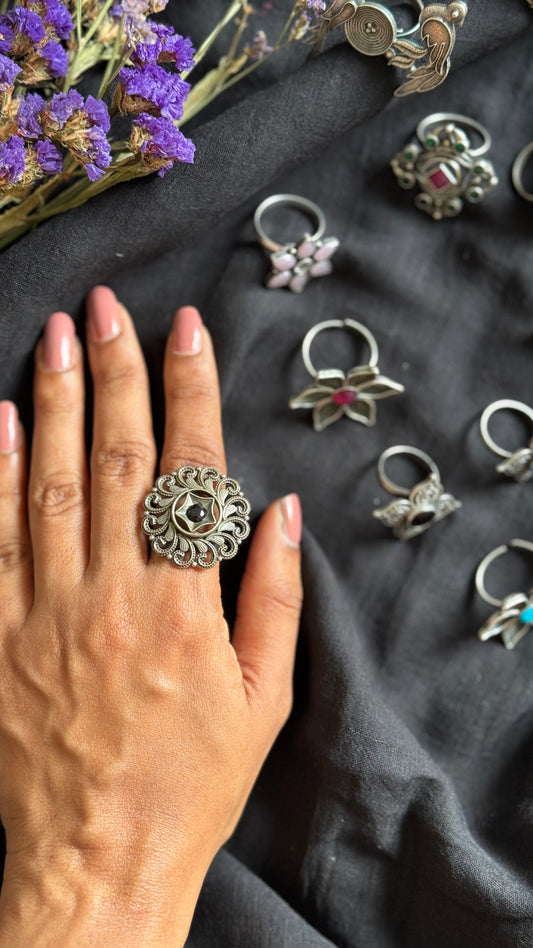 Adjustable floral round ring -black stone
