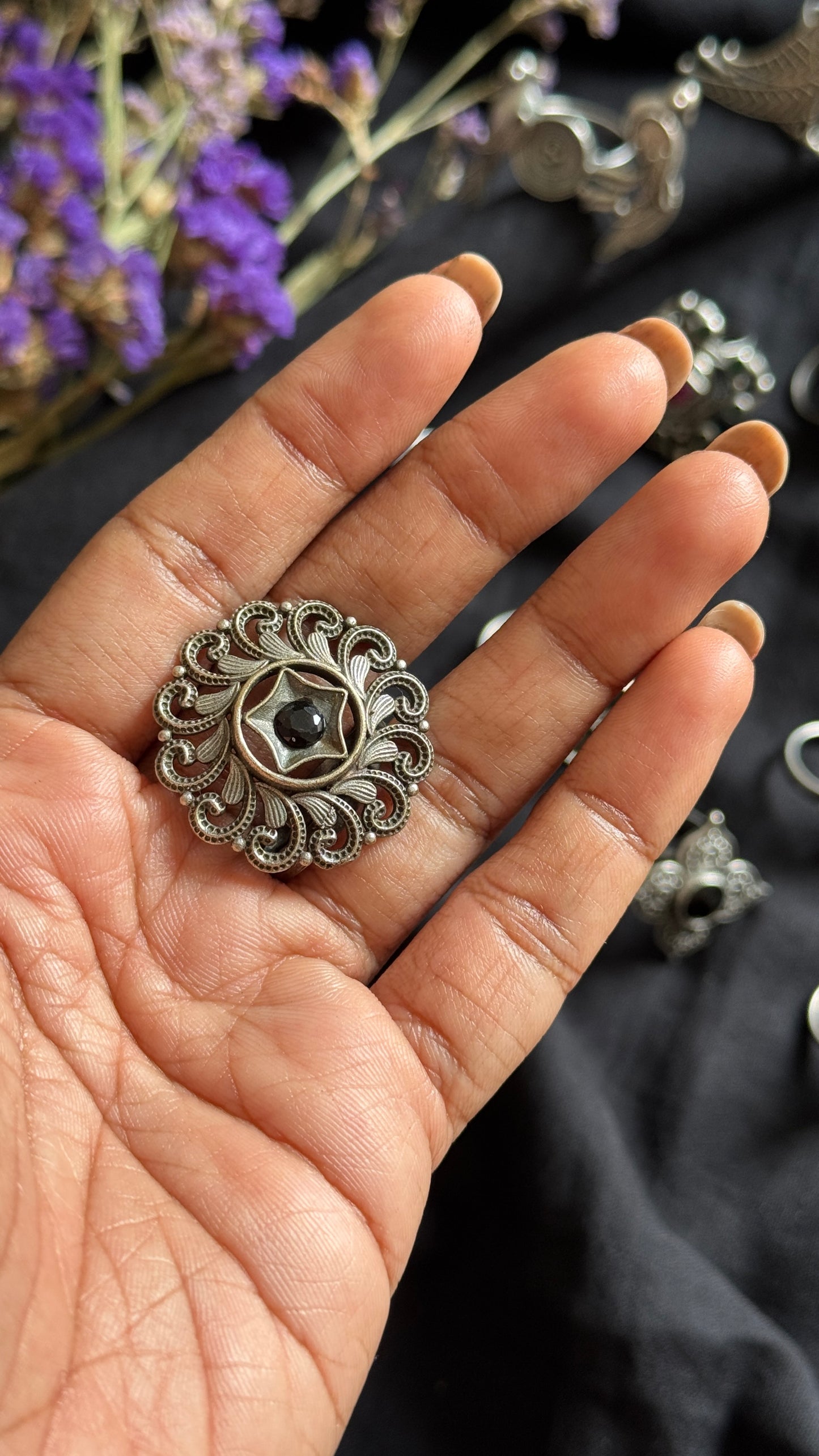 Adjustable floral round ring -black stone - YCOSFR114