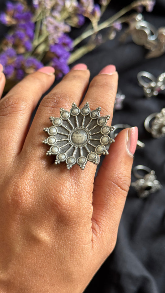 Adjustable floral round ring