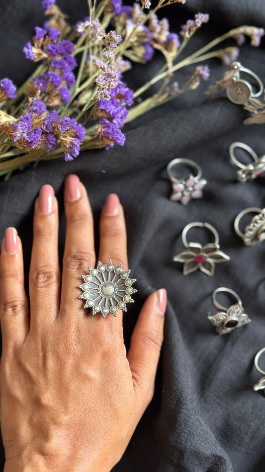 Adjustable floral round ring