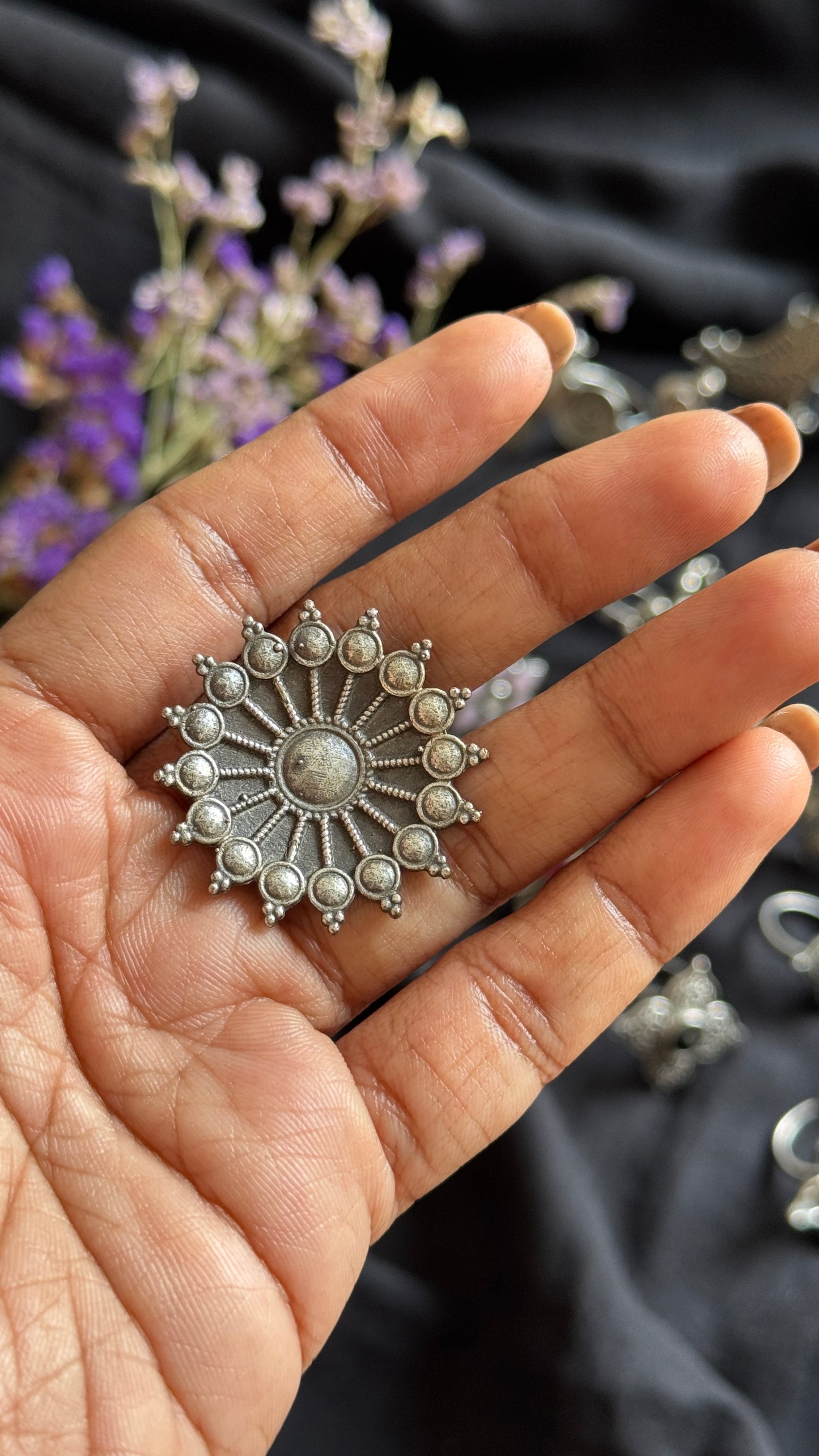 Adjustable floral round ring