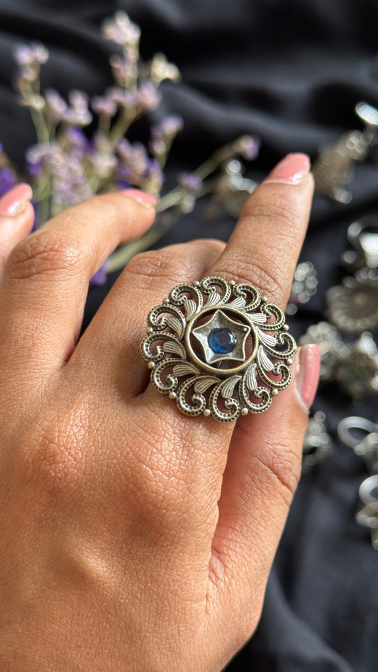 Adjustable floral round ring - blue stone