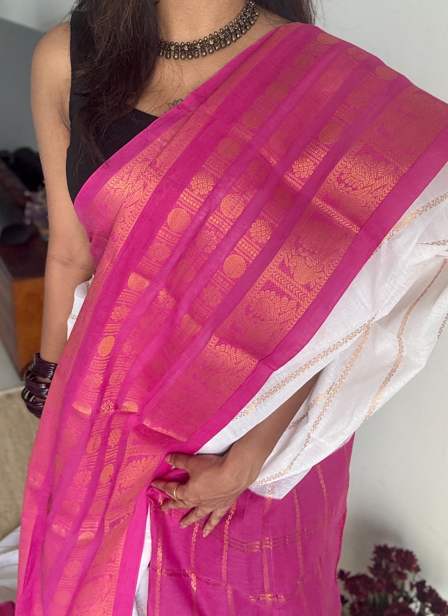 White and hot pink sungudi with rettai pettu wide border