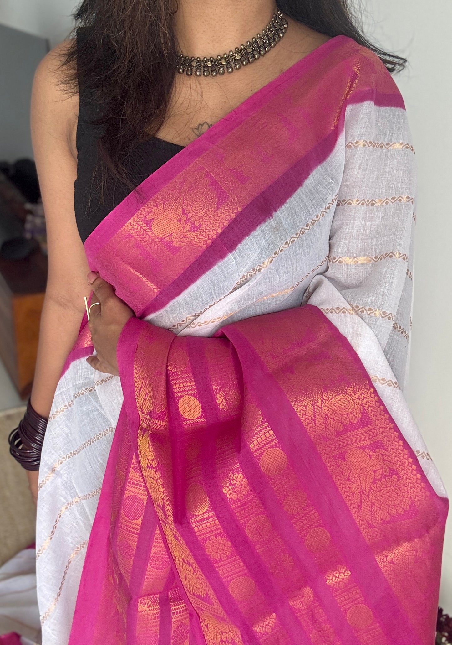 White and hot pink sungudi with rettai pettu wide border
