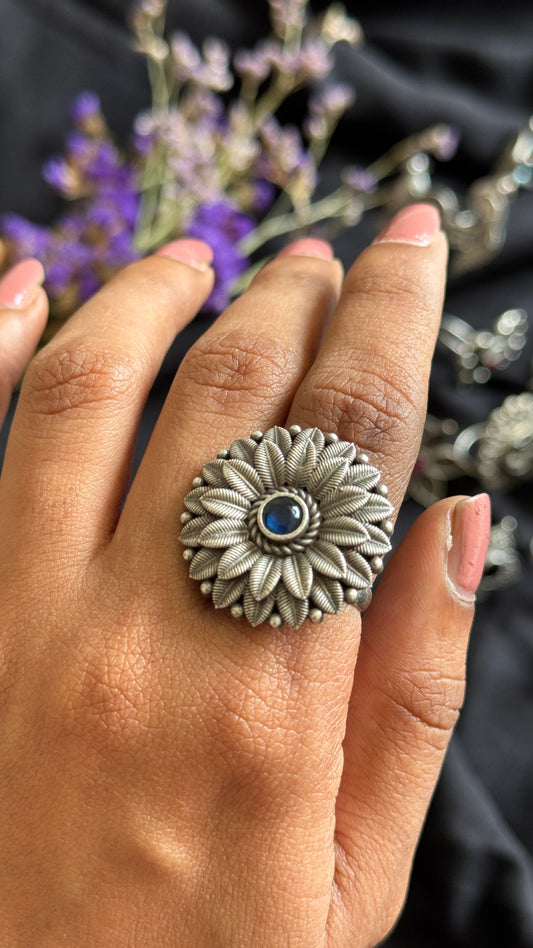 Adjustable floral ring - blue stone