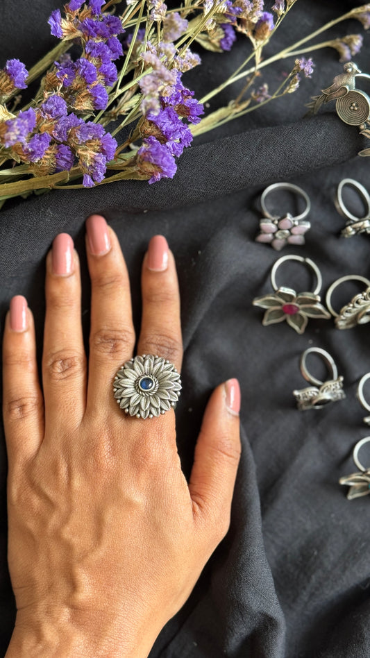 Adjustable floral ring - blue stone