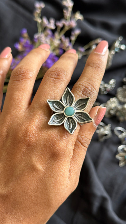 Antique Bloom - Adjustable Floral Ring, Mint stone