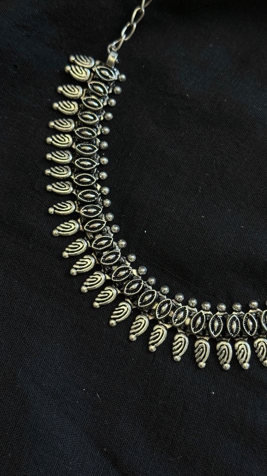 Thin necklace - choker type, adjustable