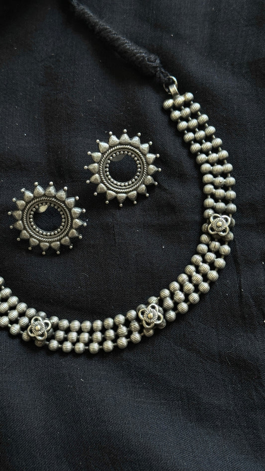 Thin necklace - choker type, with studs
