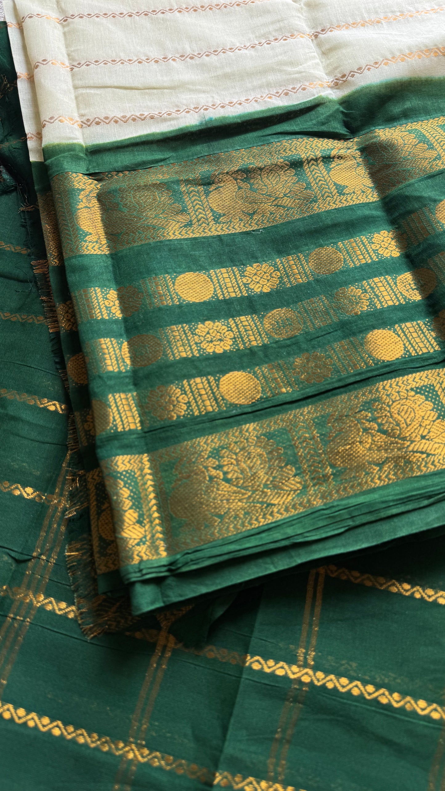 Offwhite and green sungudi with peacock motif rettai pettu wide border