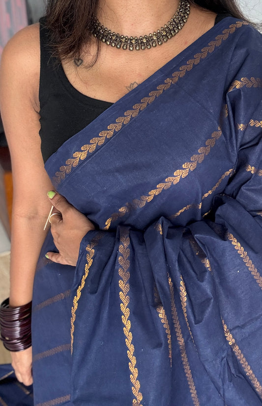 Dark blue veldhaari and patterned sungudi