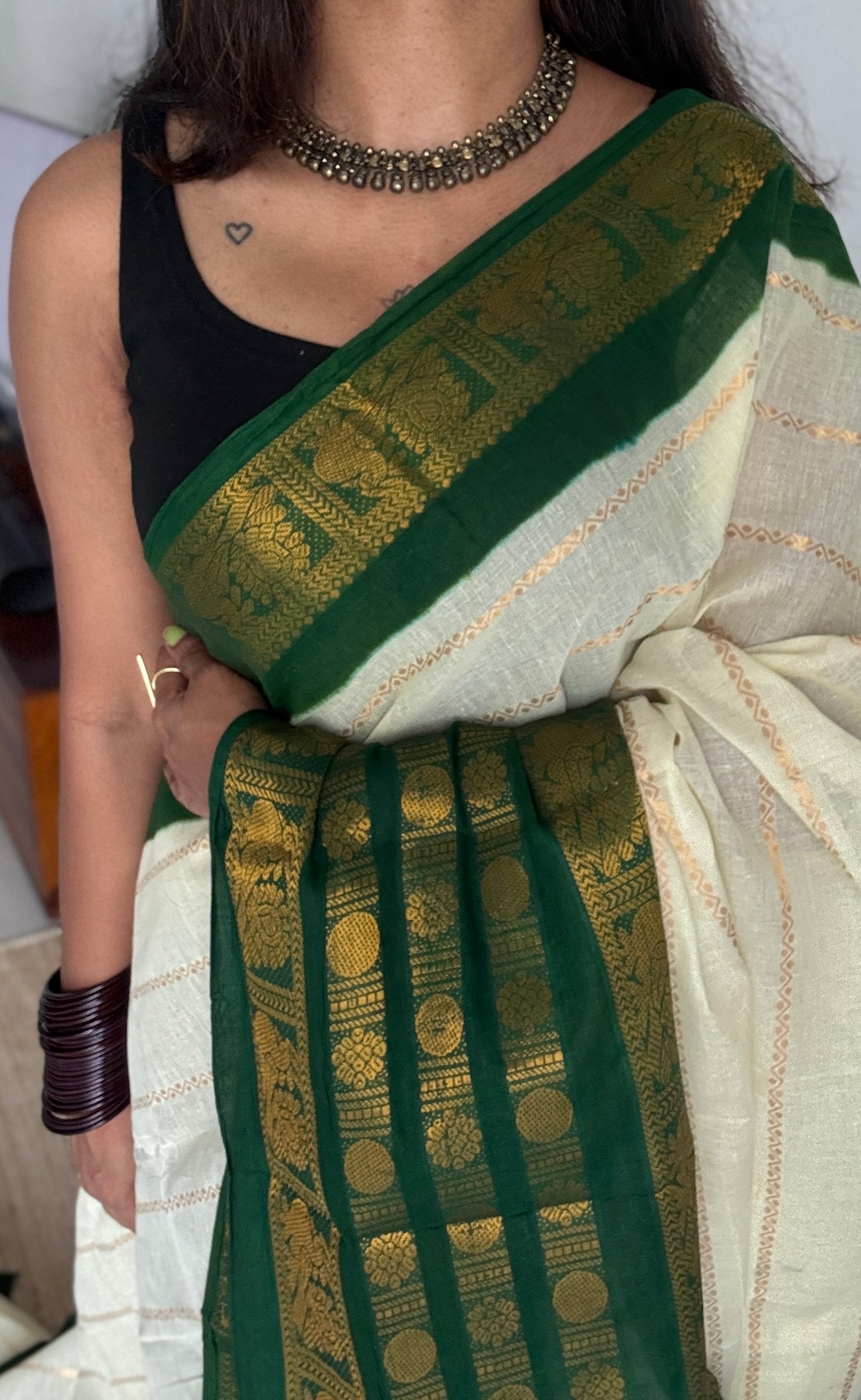 Offwhite and green sungudi with peacock motif rettai pettu wide border